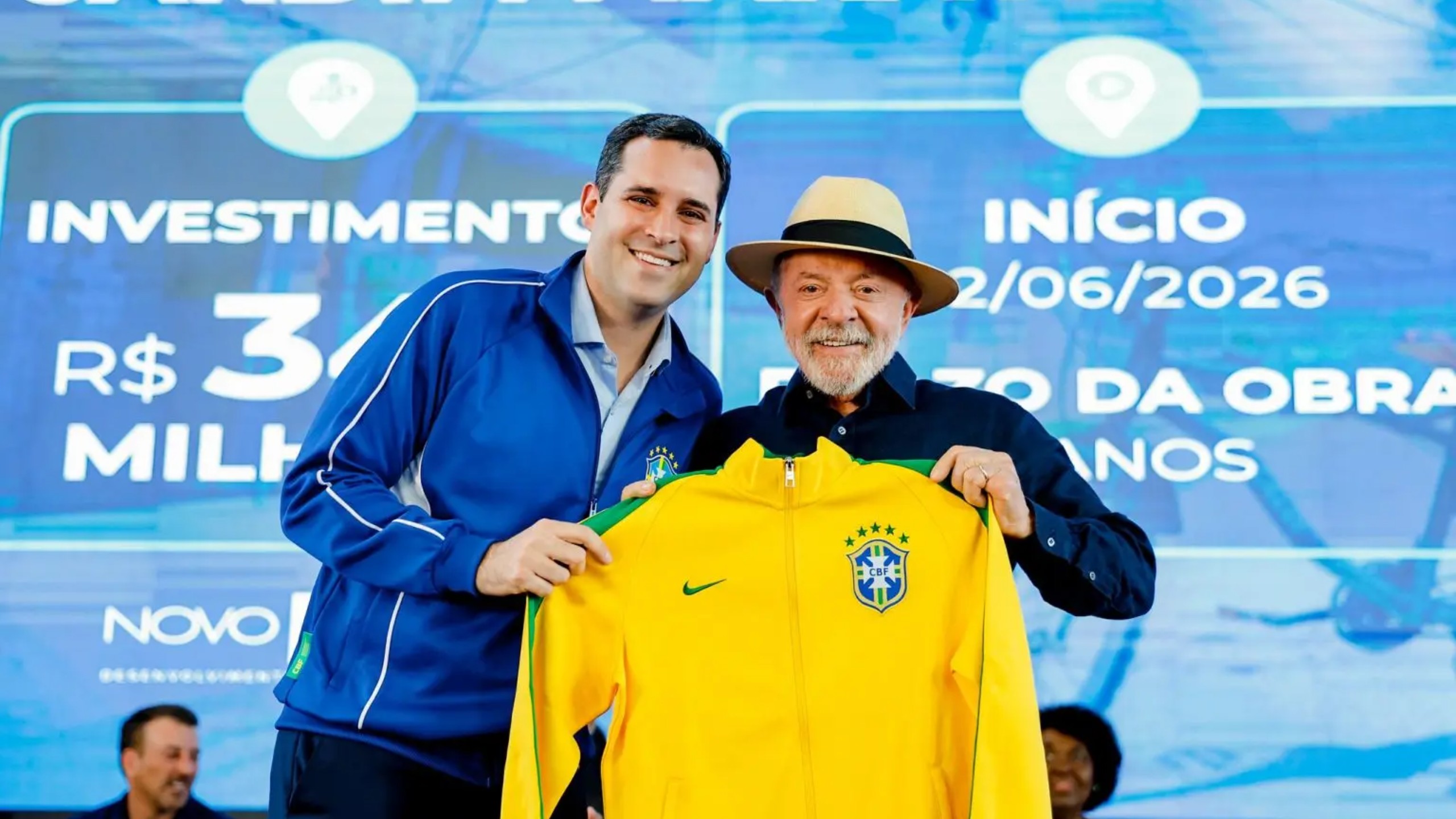 Lula ganha casaco da Seleção de Eduardo Cavaliere durante anúncio de R$ 702 milhões ao Rio
