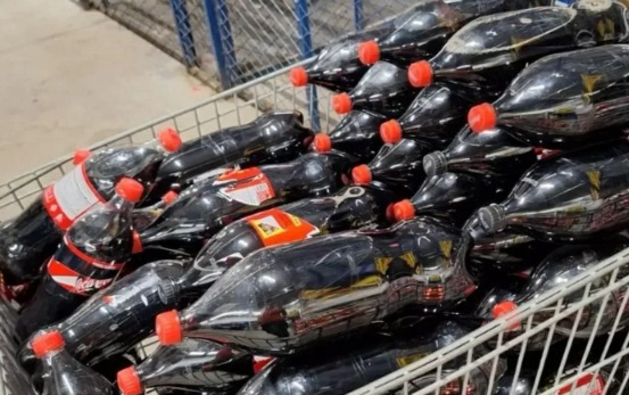 Coca-Cola recolhe garrafas violadas e assume prejuízo por furtos de figurinhas da Copa
