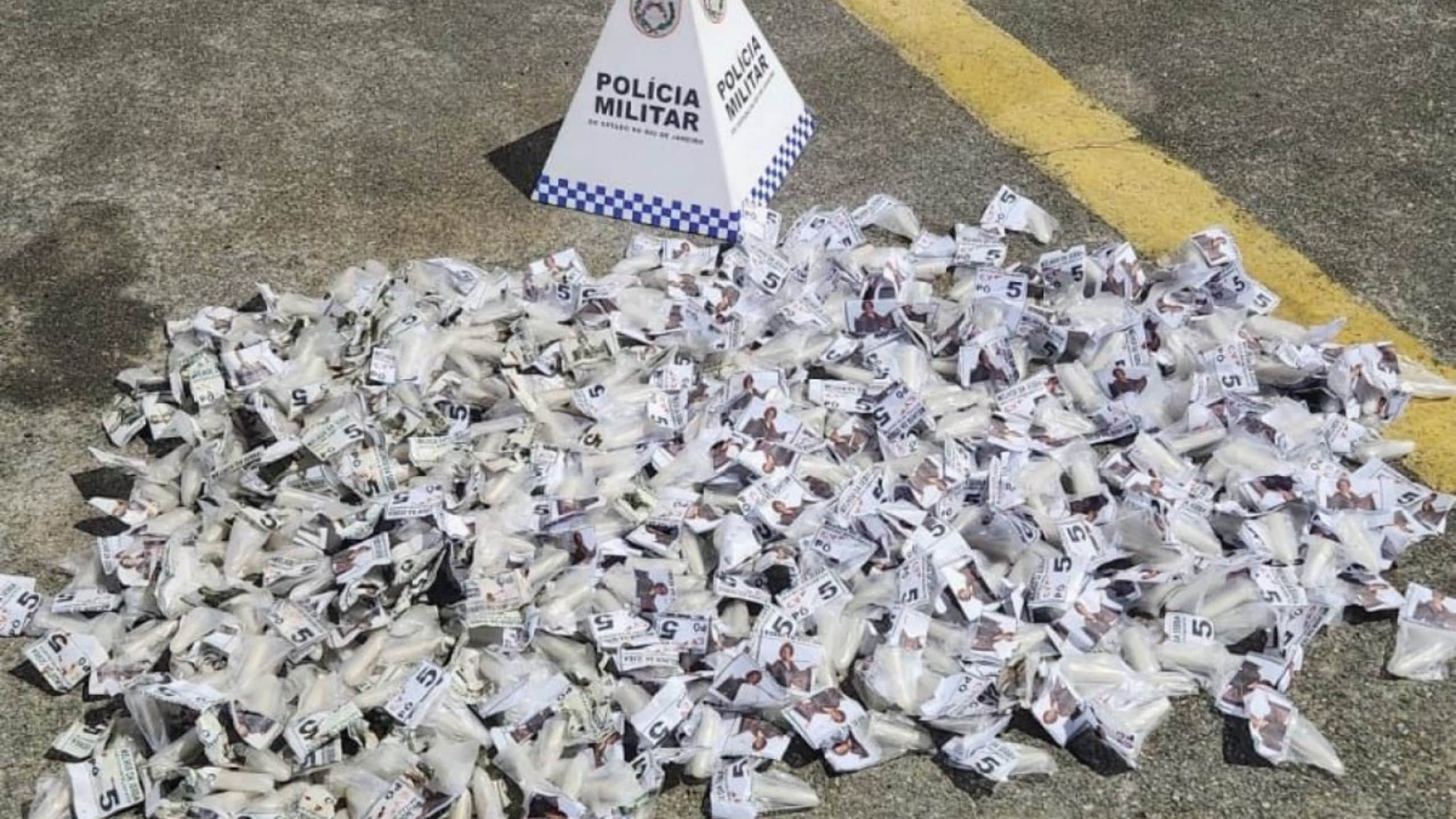 PM apreende 445 cápsulas de cocaína escondidas em área de mata no bairro da Glória, em Corrêas