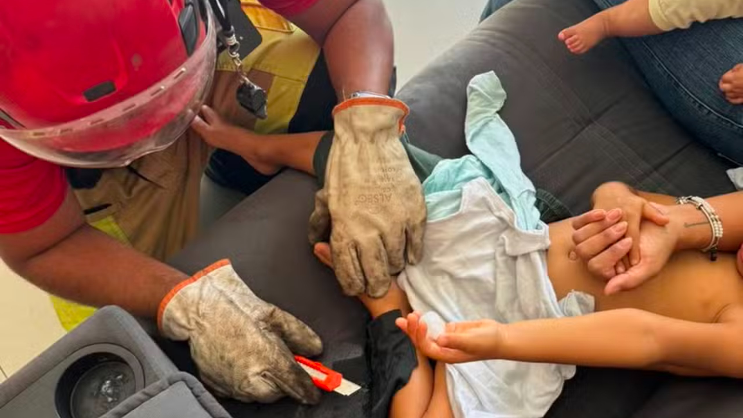 Menino fica colado no sofá após espalhar supercola e precisa ser resgatado pelos bombeiros em MG