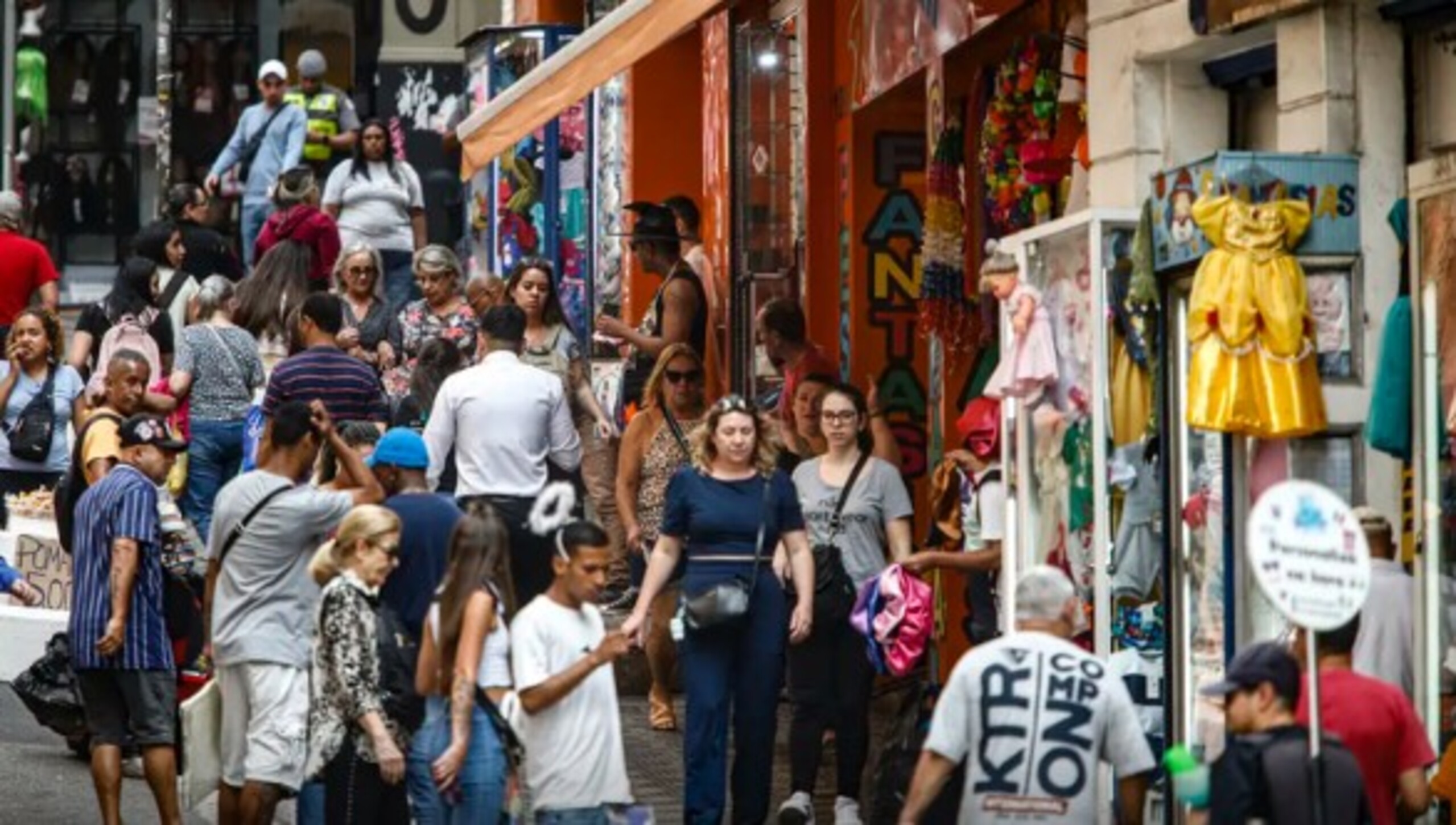 Comércio lidera geração de empregos no Brasil, mas setores com mais vagas pagam salários abaixo da média