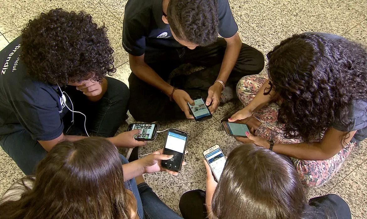 Reino Unido proíbe que menores de 16 anos usem redes sociais