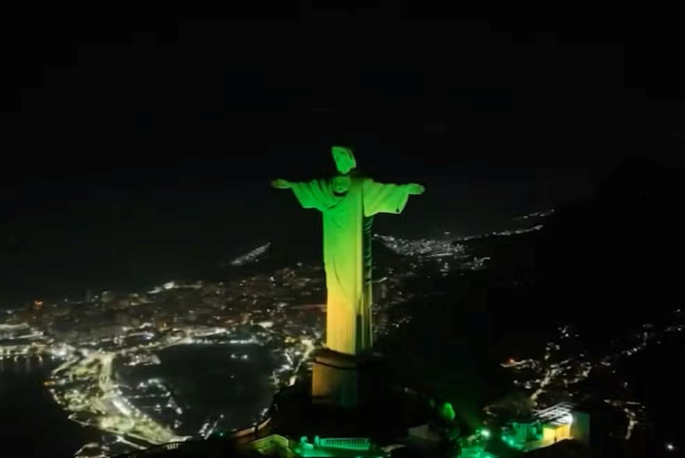 Cristo Redentor veste verde e amarelo na véspera de Brasil x Escócia