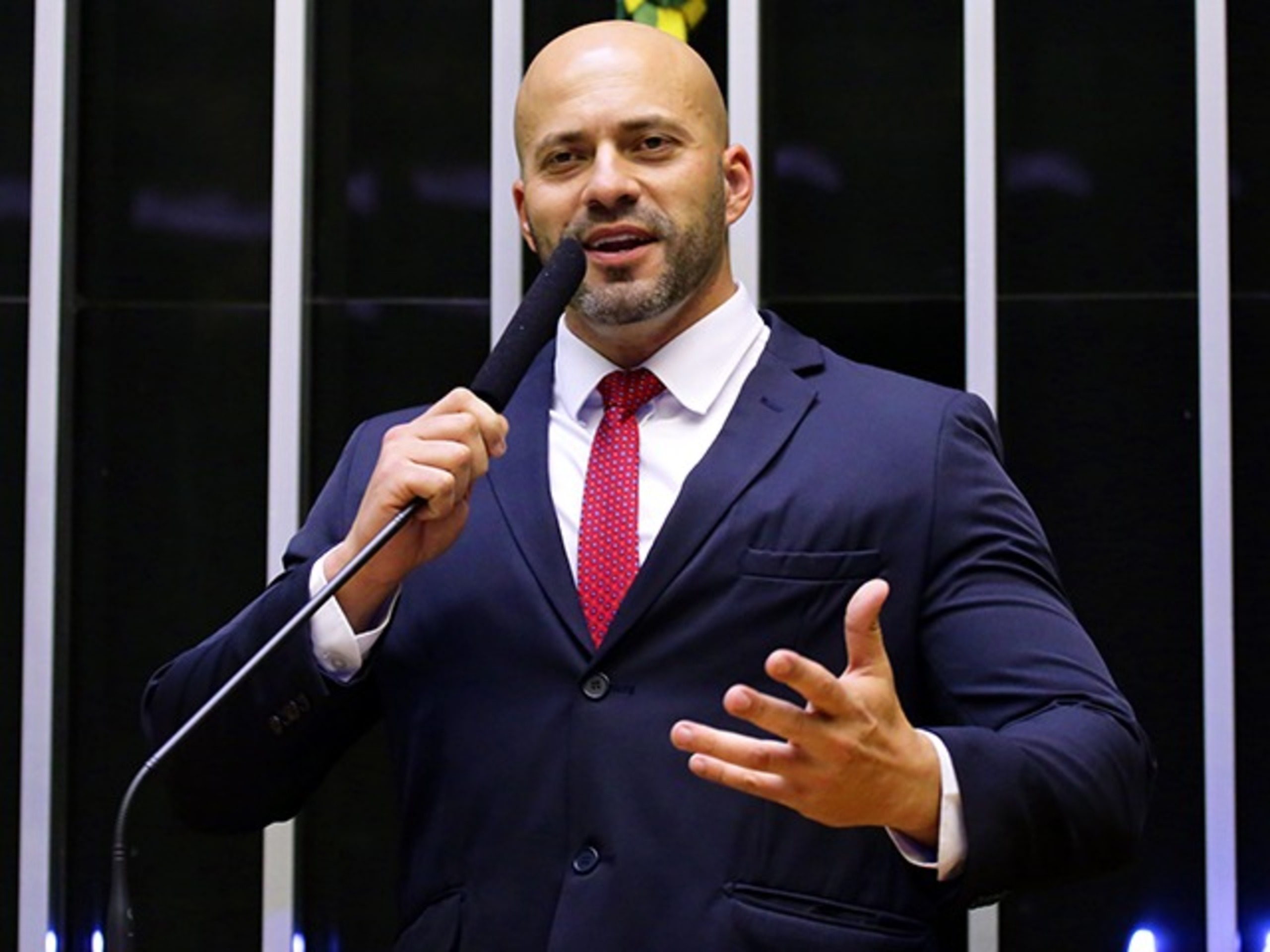 Moraes manda emitir atestado de pena de Daniel Silveira