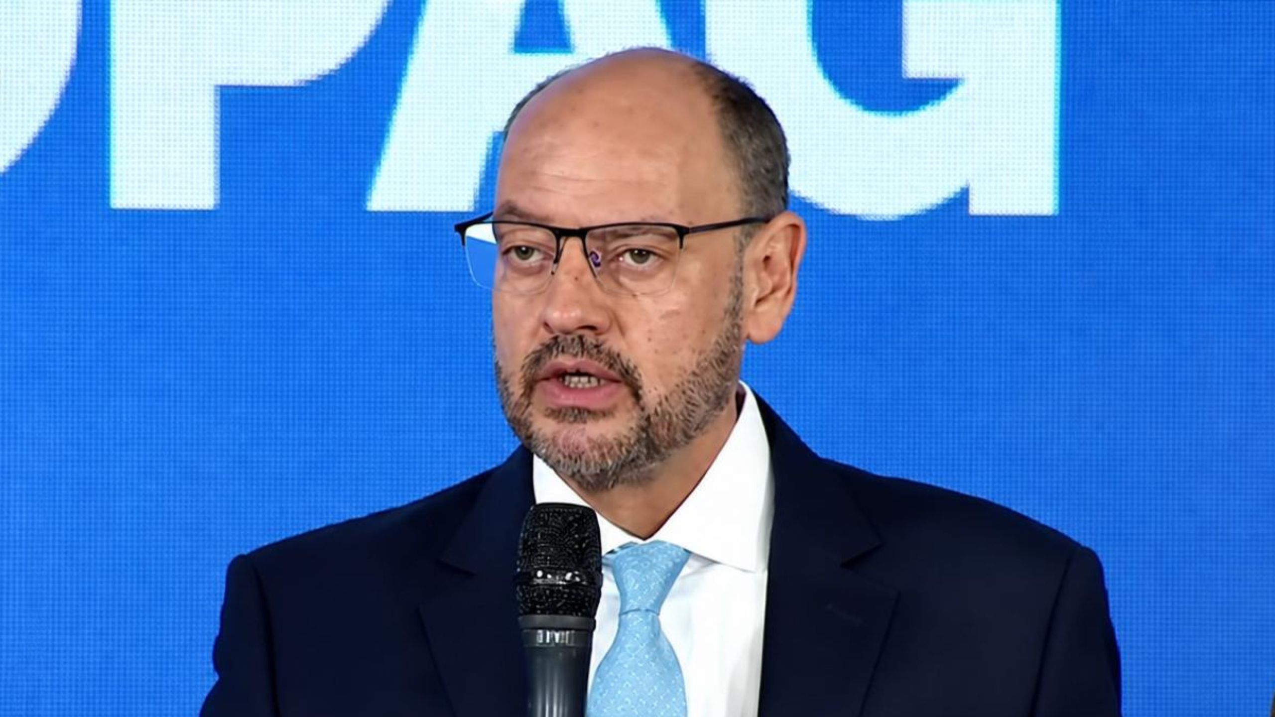 Couto ultrapassa 4 mil exonerações em três meses e prevê economia de R$ 230 milhões