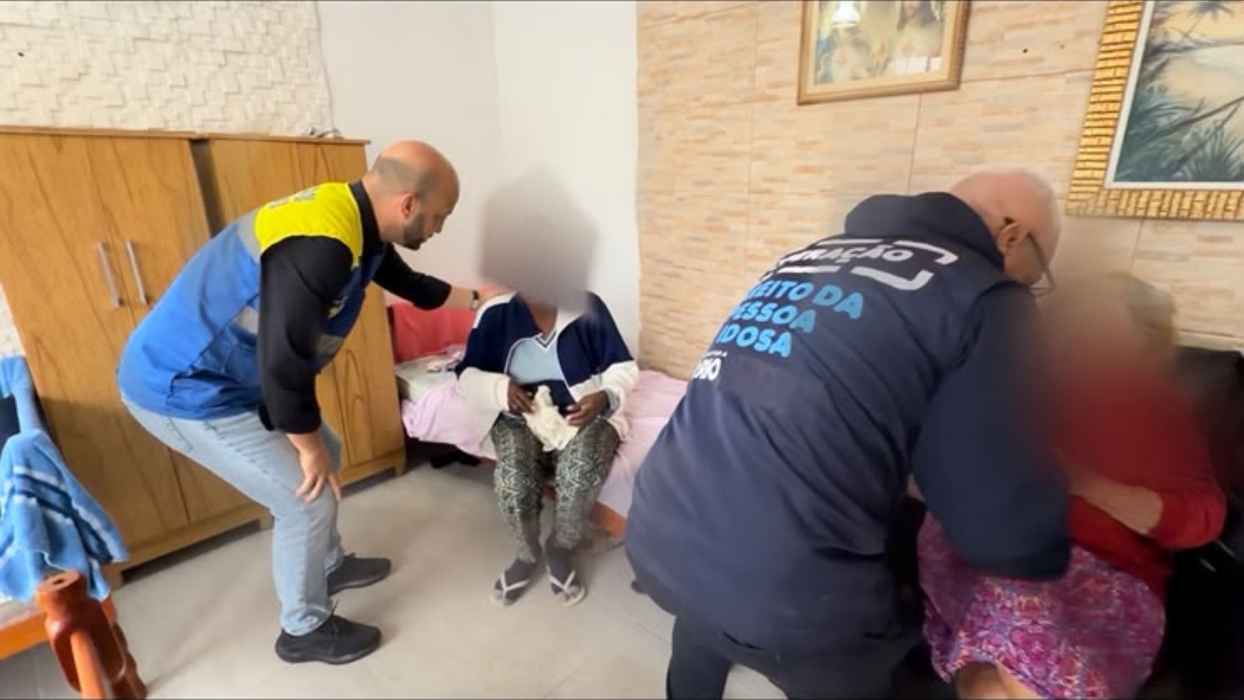 Vídeo: mulher é presa em interdição de asilo na Zona Oeste