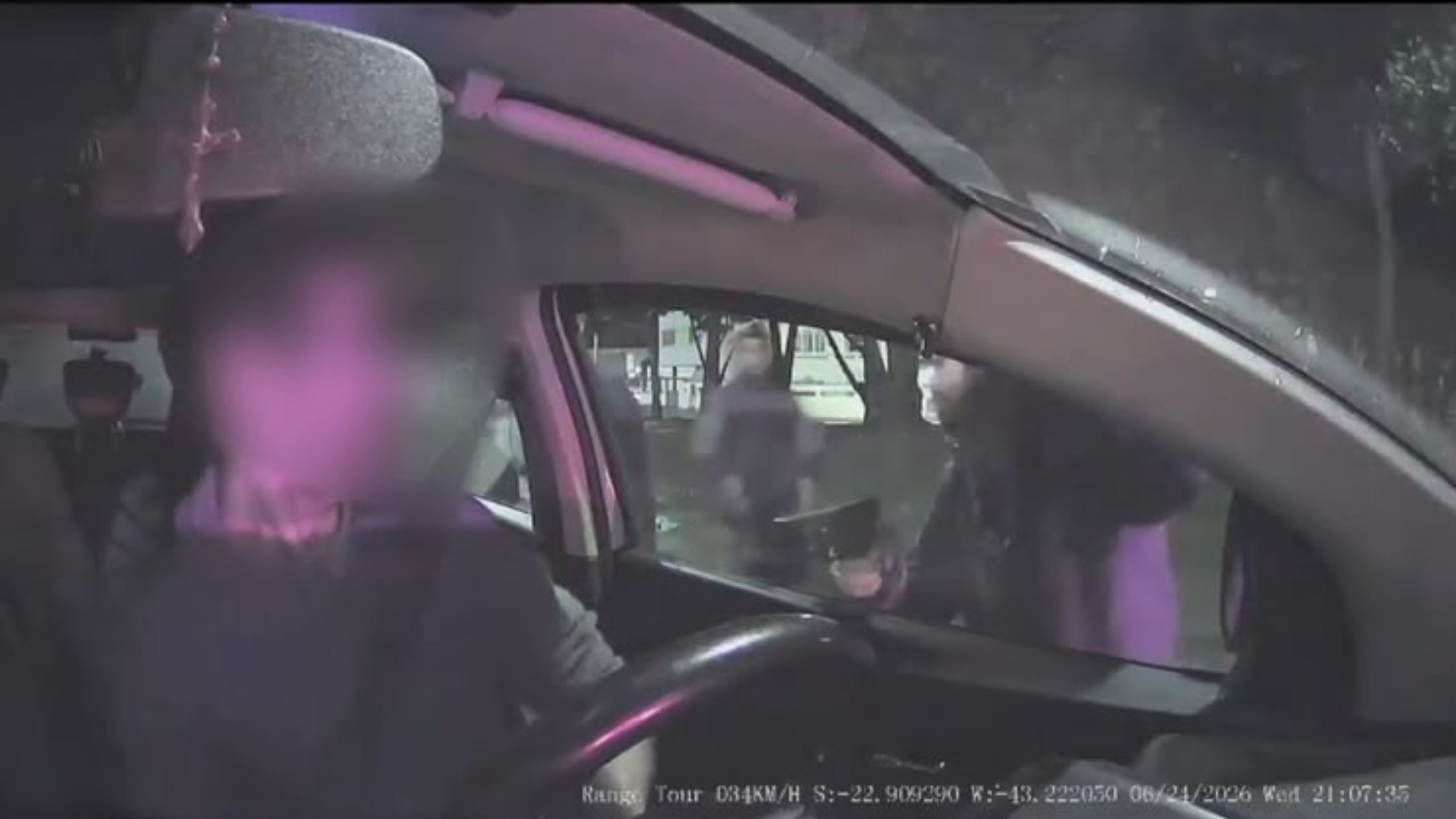 Taxista tem carro cercado por criminosos na Avenida Rei Pelé e escapa de assalto; vídeo