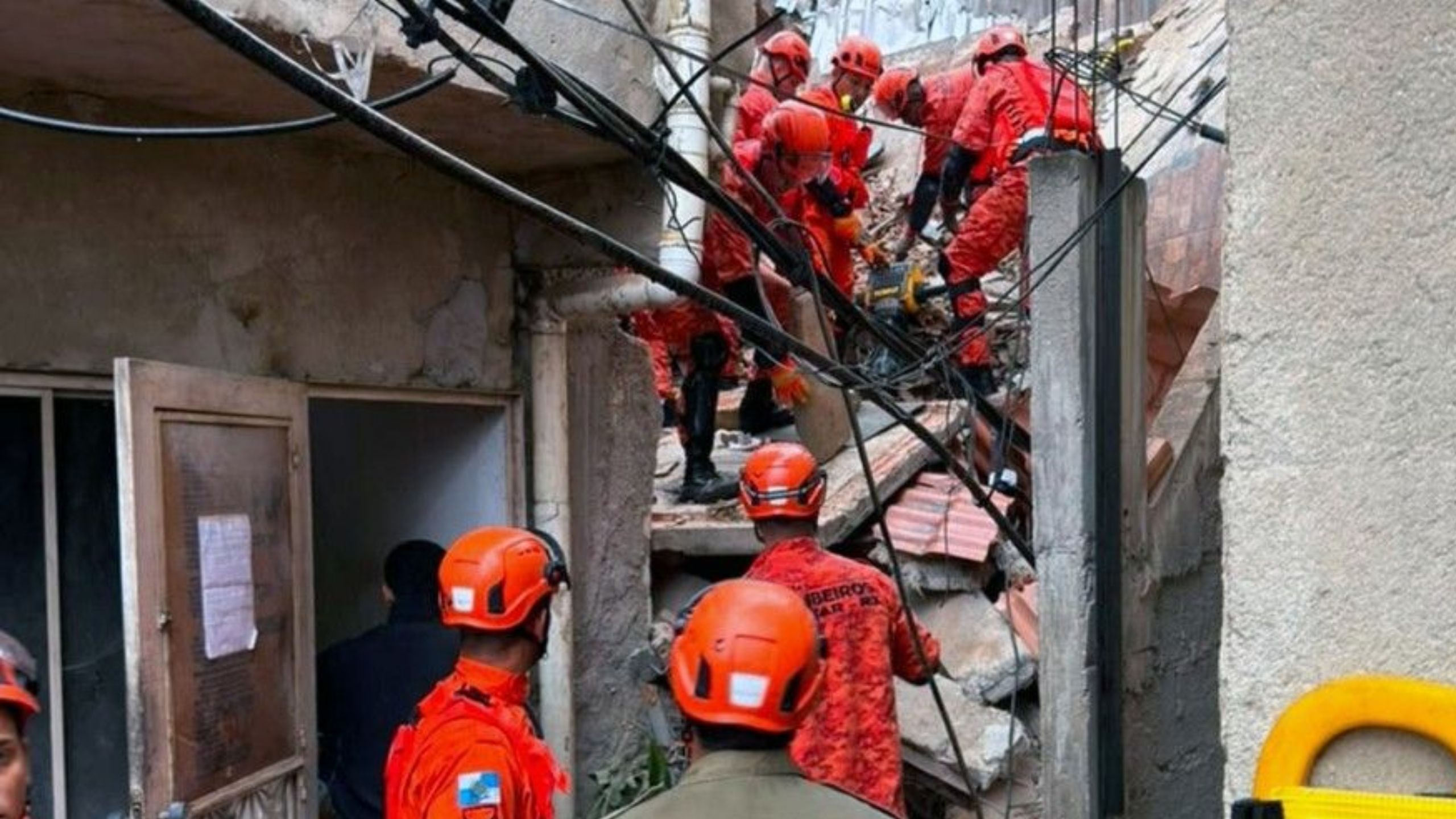 Casa desaba na Ilha e deixa duas crianças desaparecidas sob os escombros
