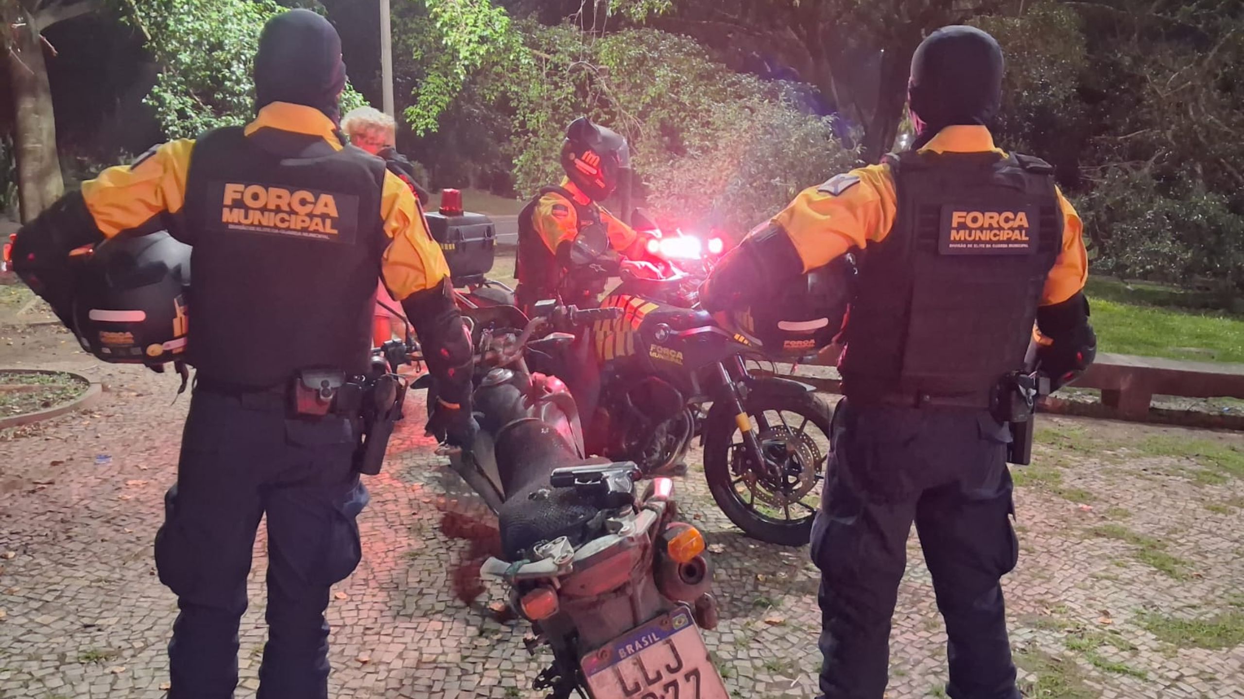Homens são presos e adolescente apreendido por roubo no Centro