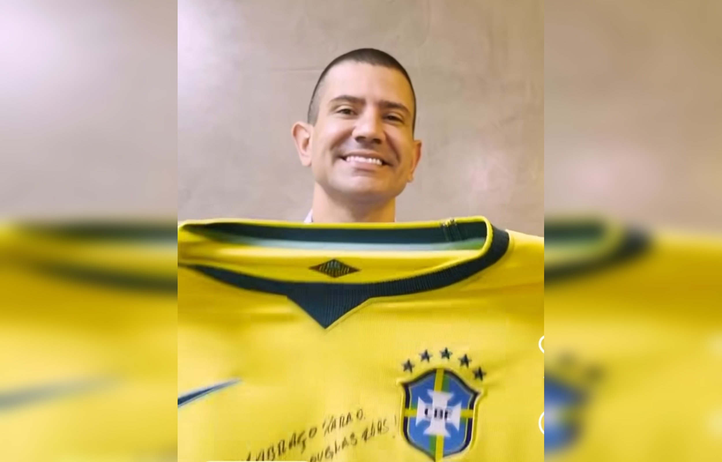 Em ritmo de Copa, Douglas Ruas aparece com camisa autografada de Neymar nas redes sociais; vídeo