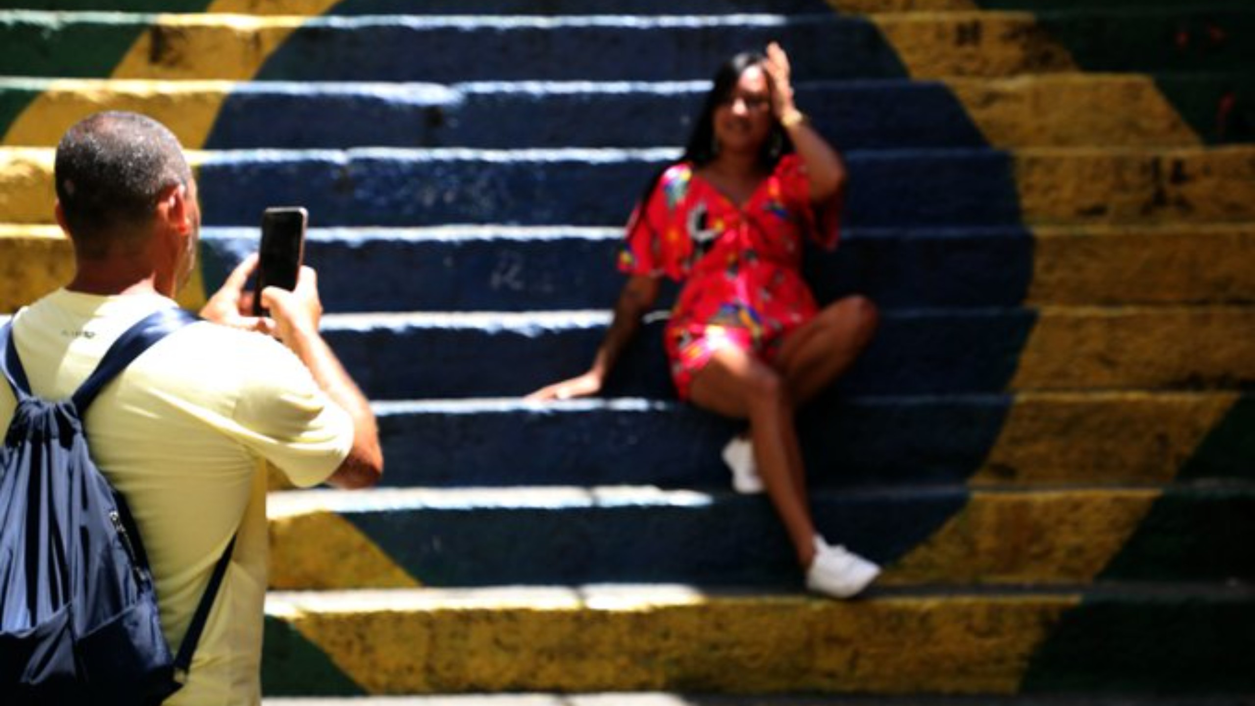 Escadaria pintada com a bandeira do Brasil no Centro do Rio atrai turistas nacionais e estrangeiros