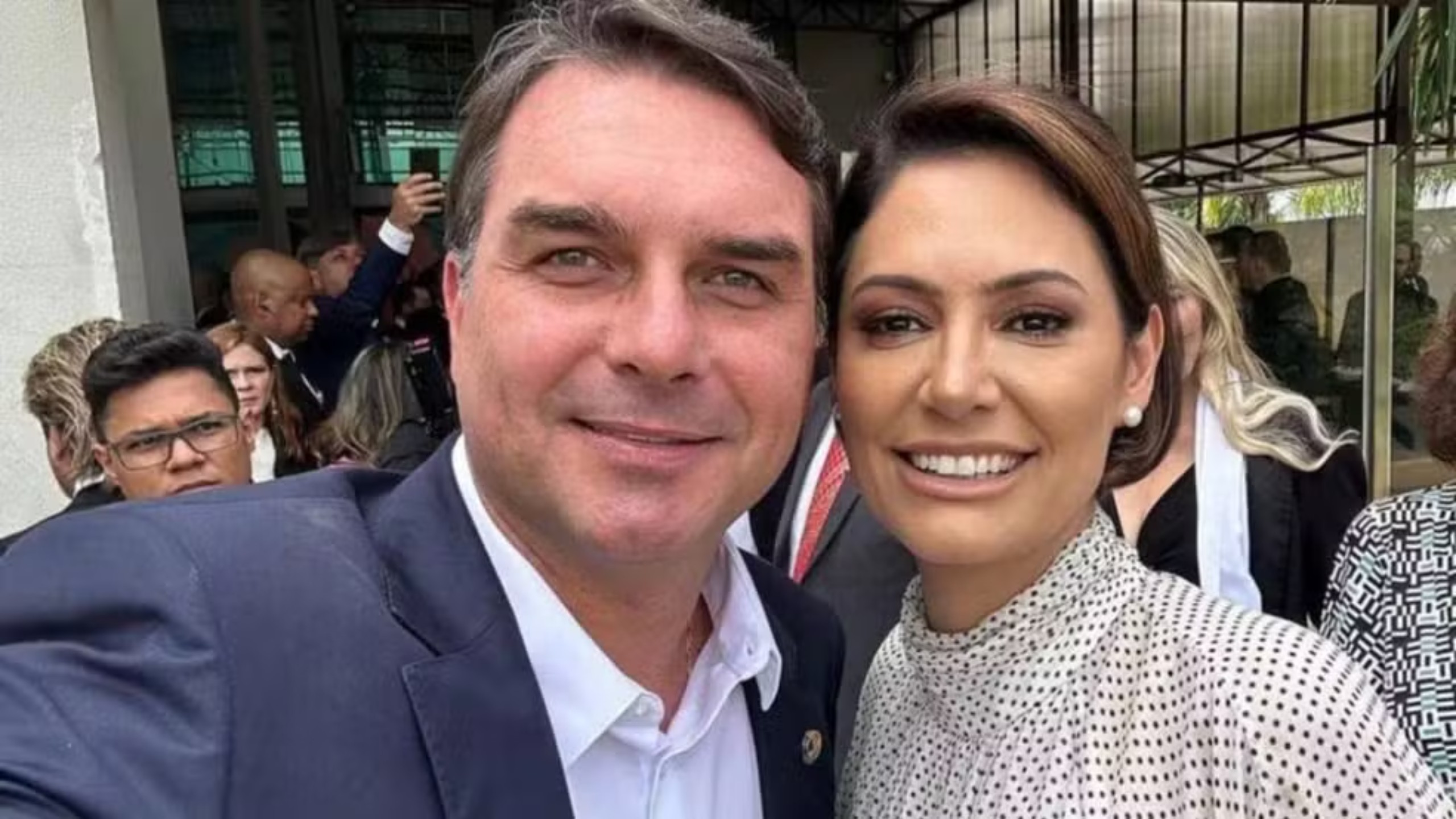 Flávio Bolsonaro rebate Michelle, nega humilhação e fala em gesto sem retorno
