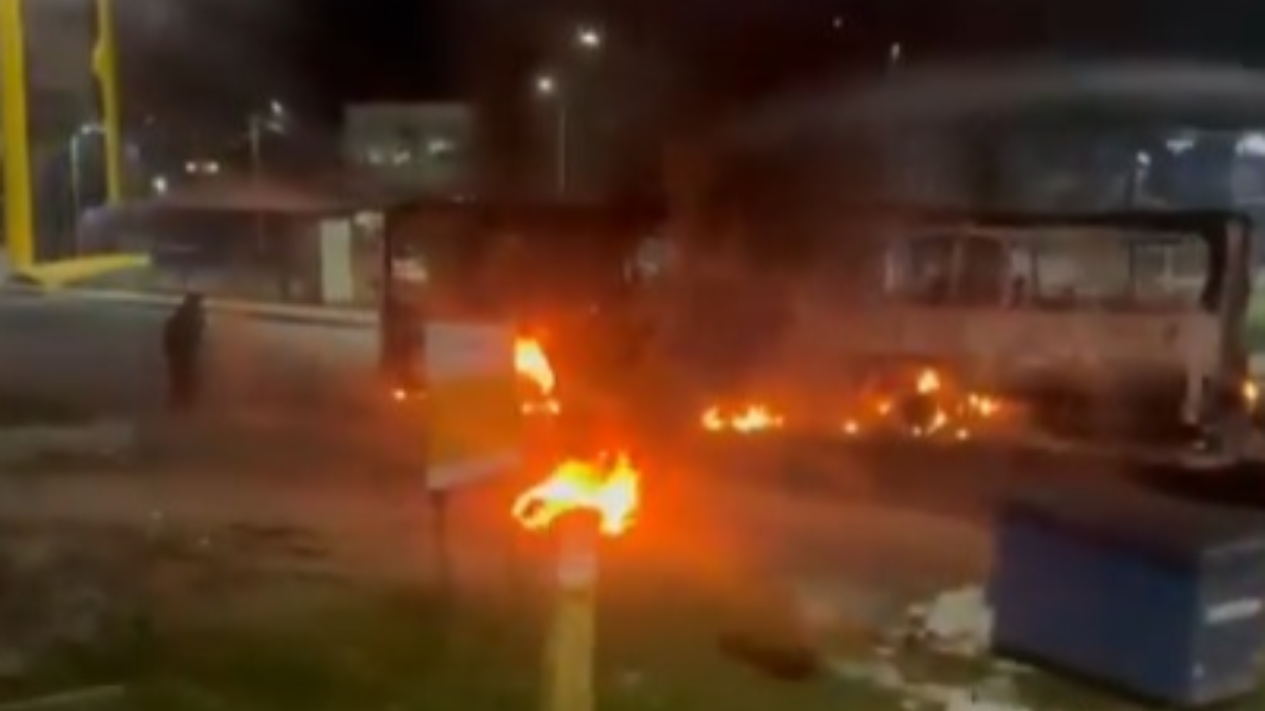 Vídeo: confronto com a PM deixa dois mortos e termina com ônibus incendiado em Caxias