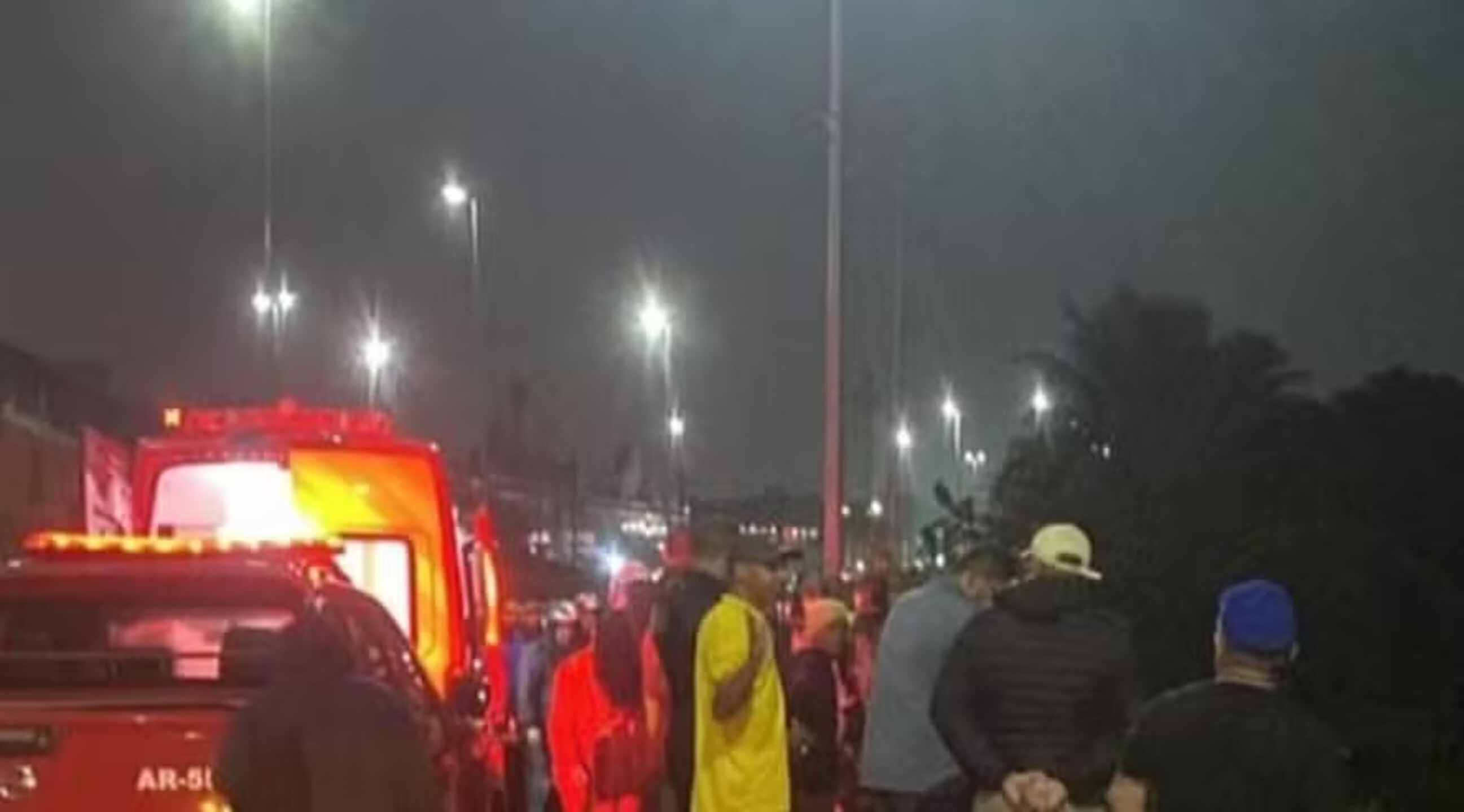 Carro cai de viaduto na Barra da Tijuca e deixa dois feridos na Joatinga