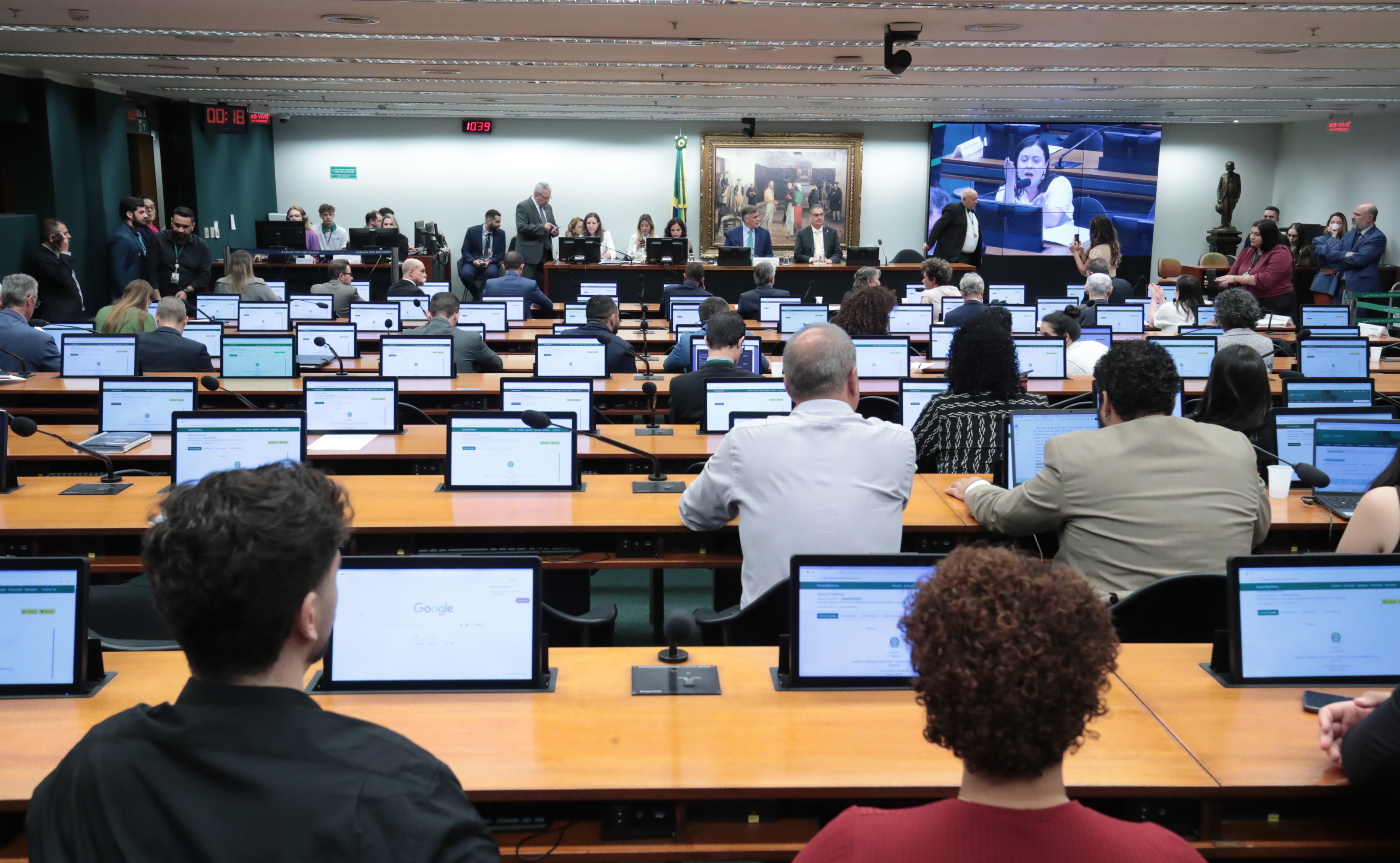 Comissão de Justiça da Câmara aprova PEC que reduz  maioridade penal para 16 anos