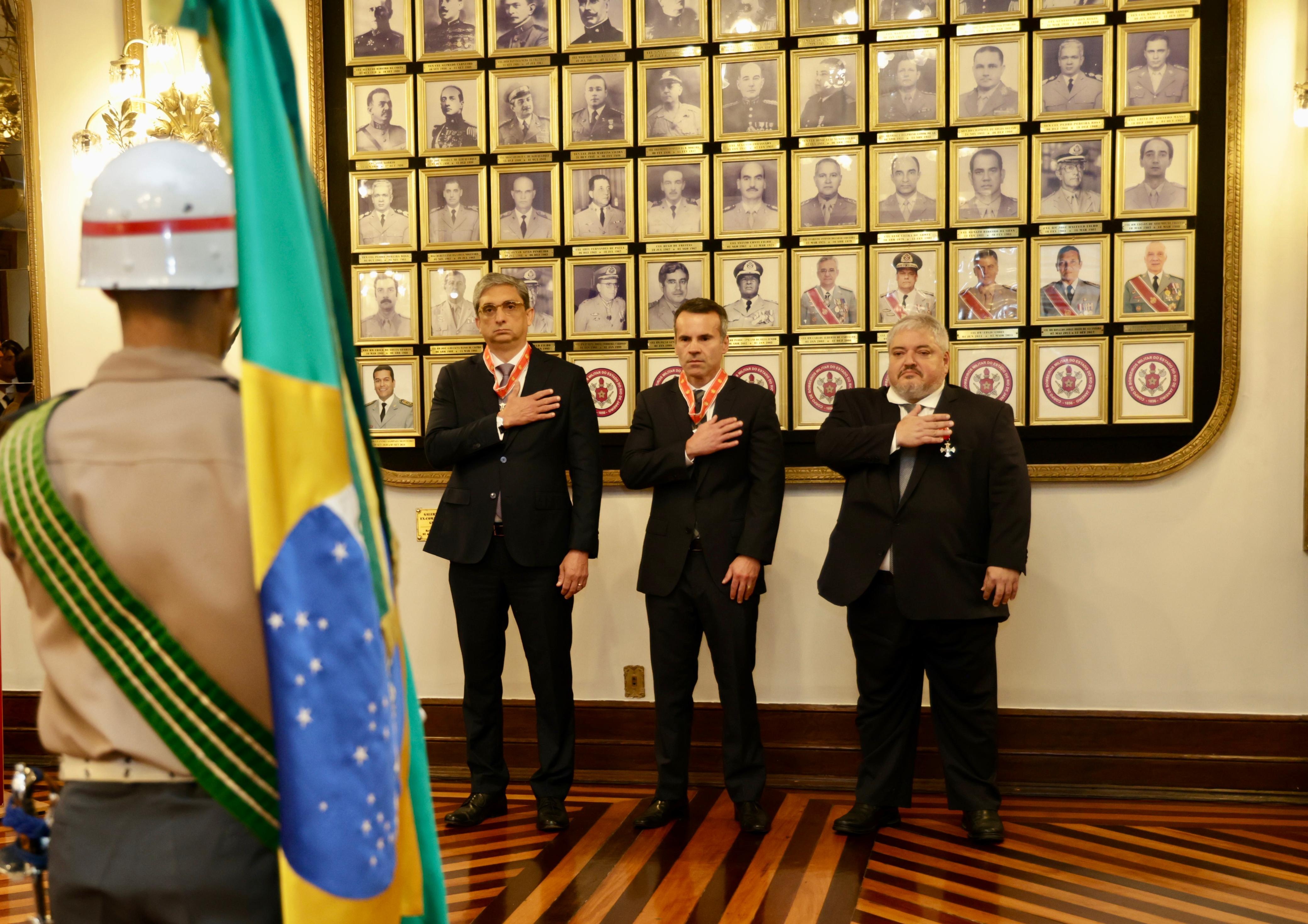 Flávio Willeman e é homenageado pelo Corpo de Bombeiros com a Medalha da Ordem do Mérito