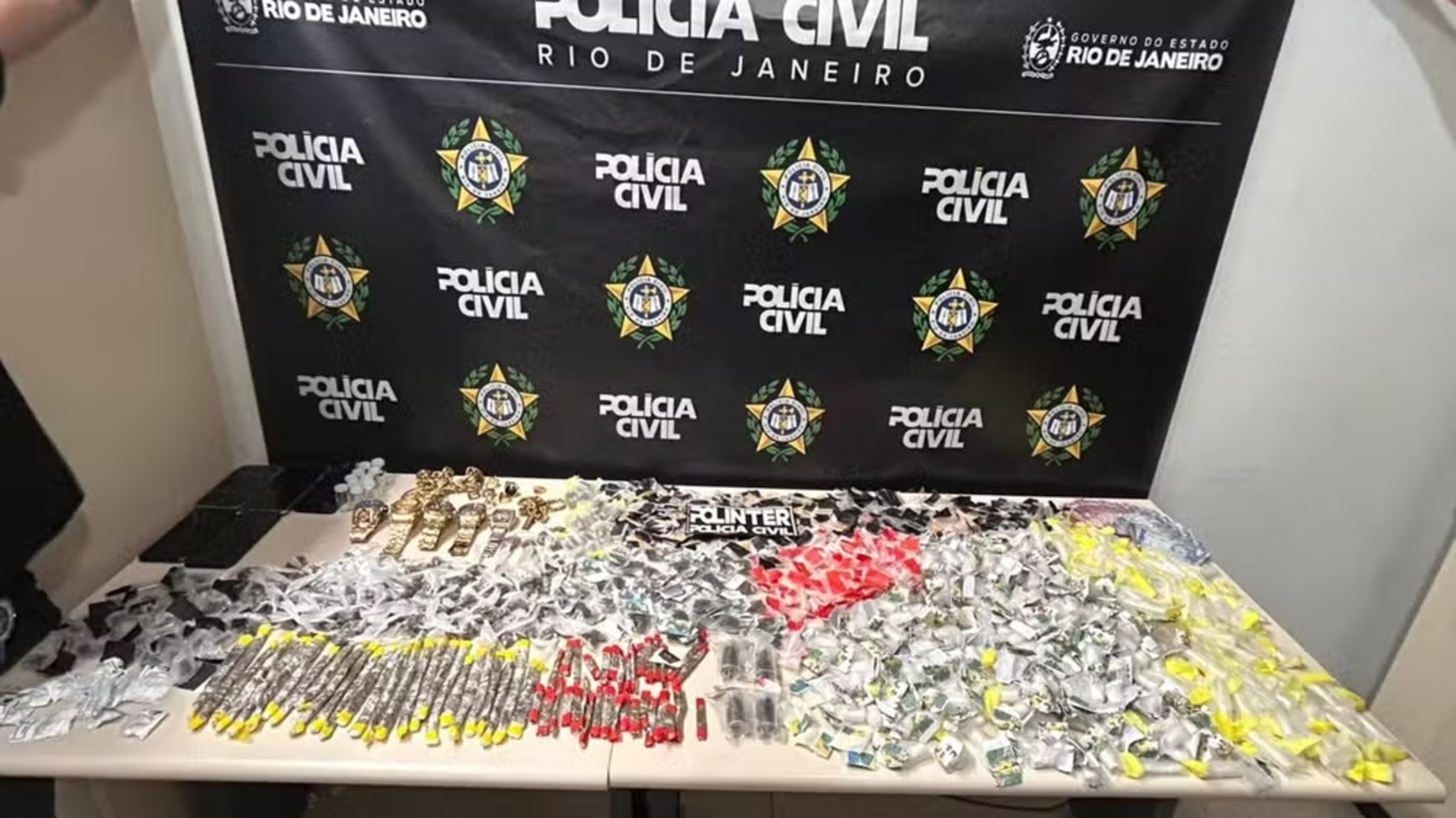 Polícia Civil fecha depósito do tráfico na Lapa e apreende mais de mil porções de drogas