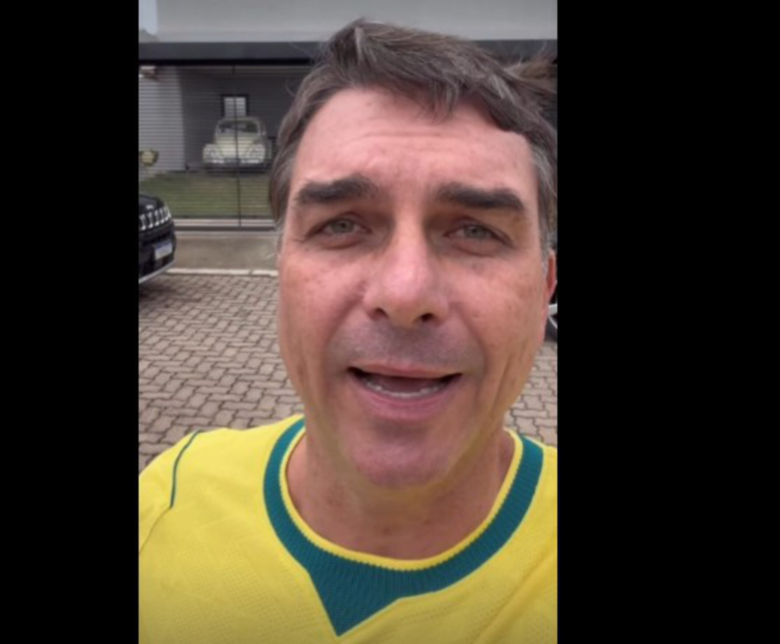 Flávio Bolsonaro visita o pai e descarta piora no estado de saúde do ex-presidente: ‘Está firme e forte; vídeo