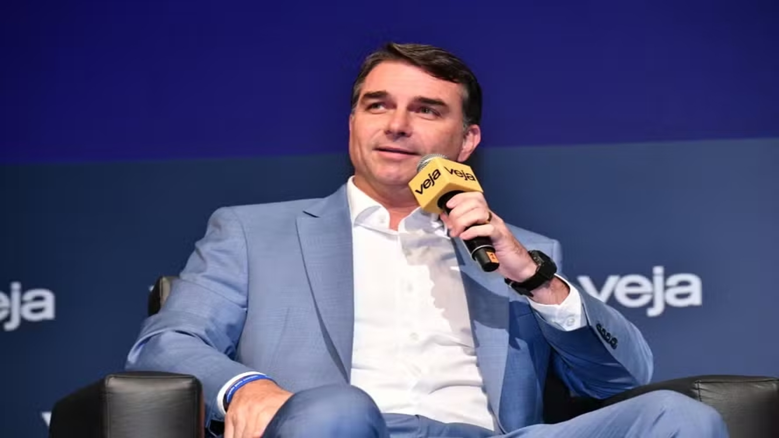 Flávio Bolsonaro defende Bolsa Família e critica relação do pai com a mídia