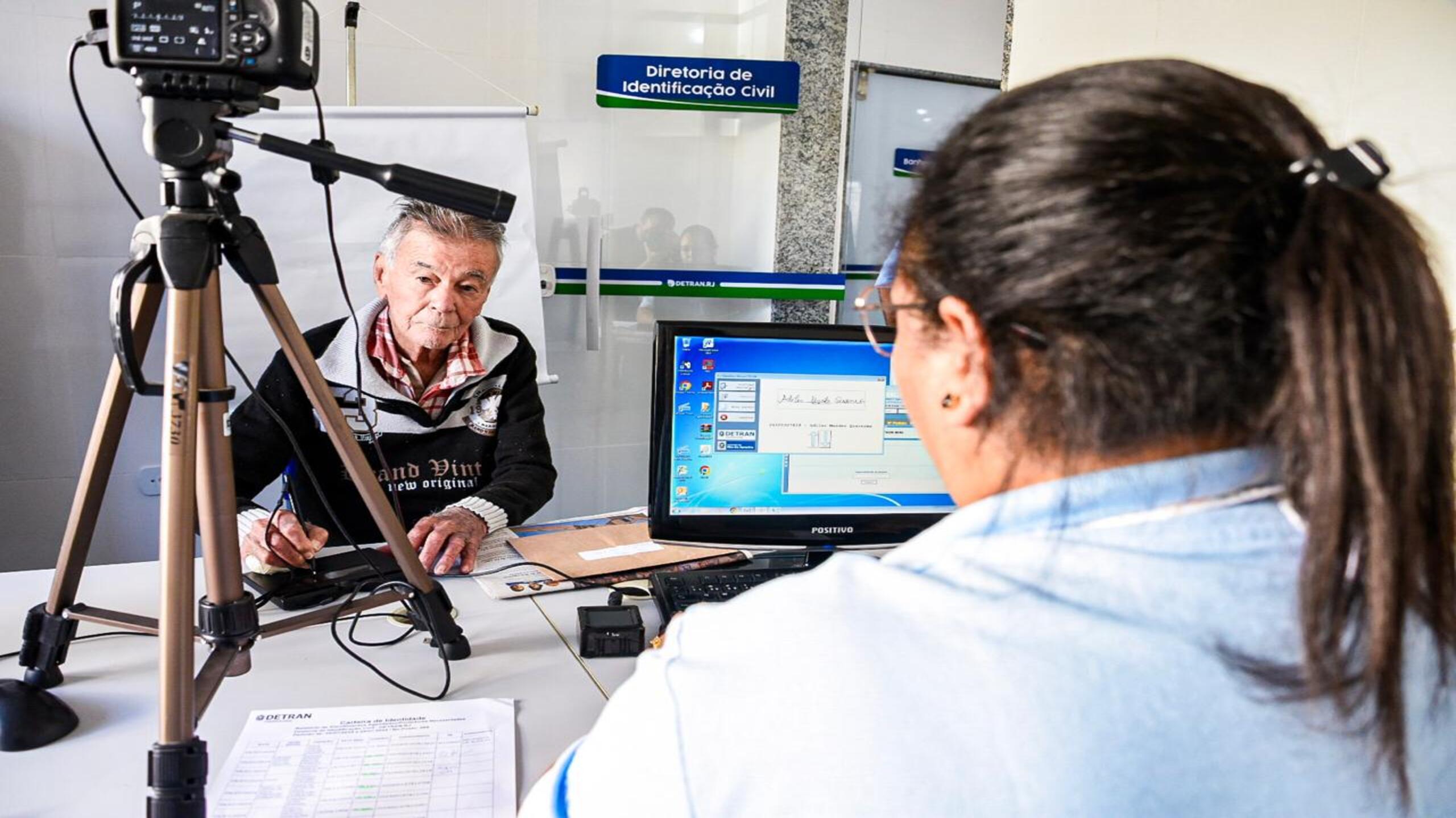Detran RJ cria atendimento especial para idosos e público prioritário na emissão da identidade