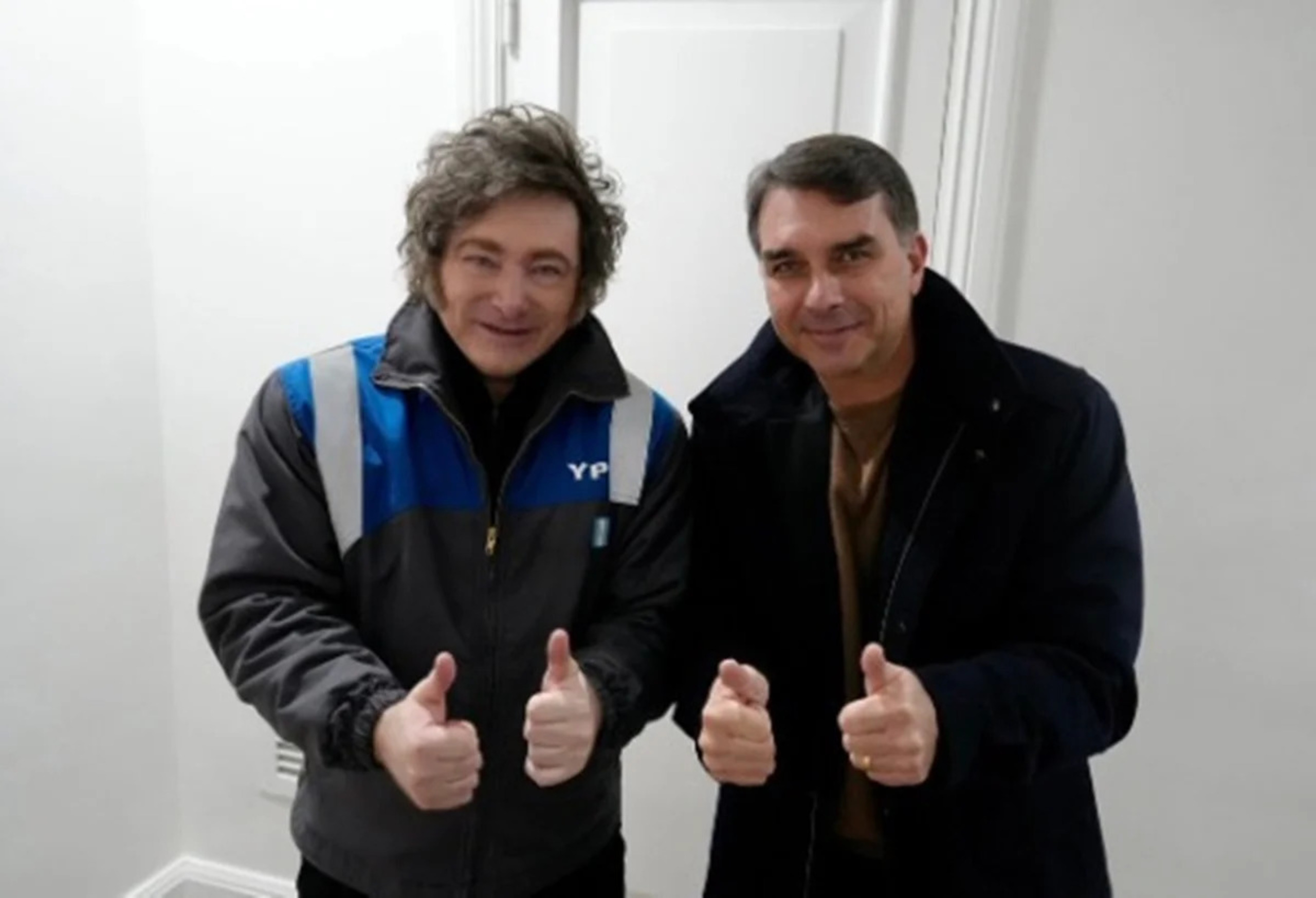 Milei recebe Flávio Bolsonaro na Argentina e fala em ‘maré azul’ para o Brasil