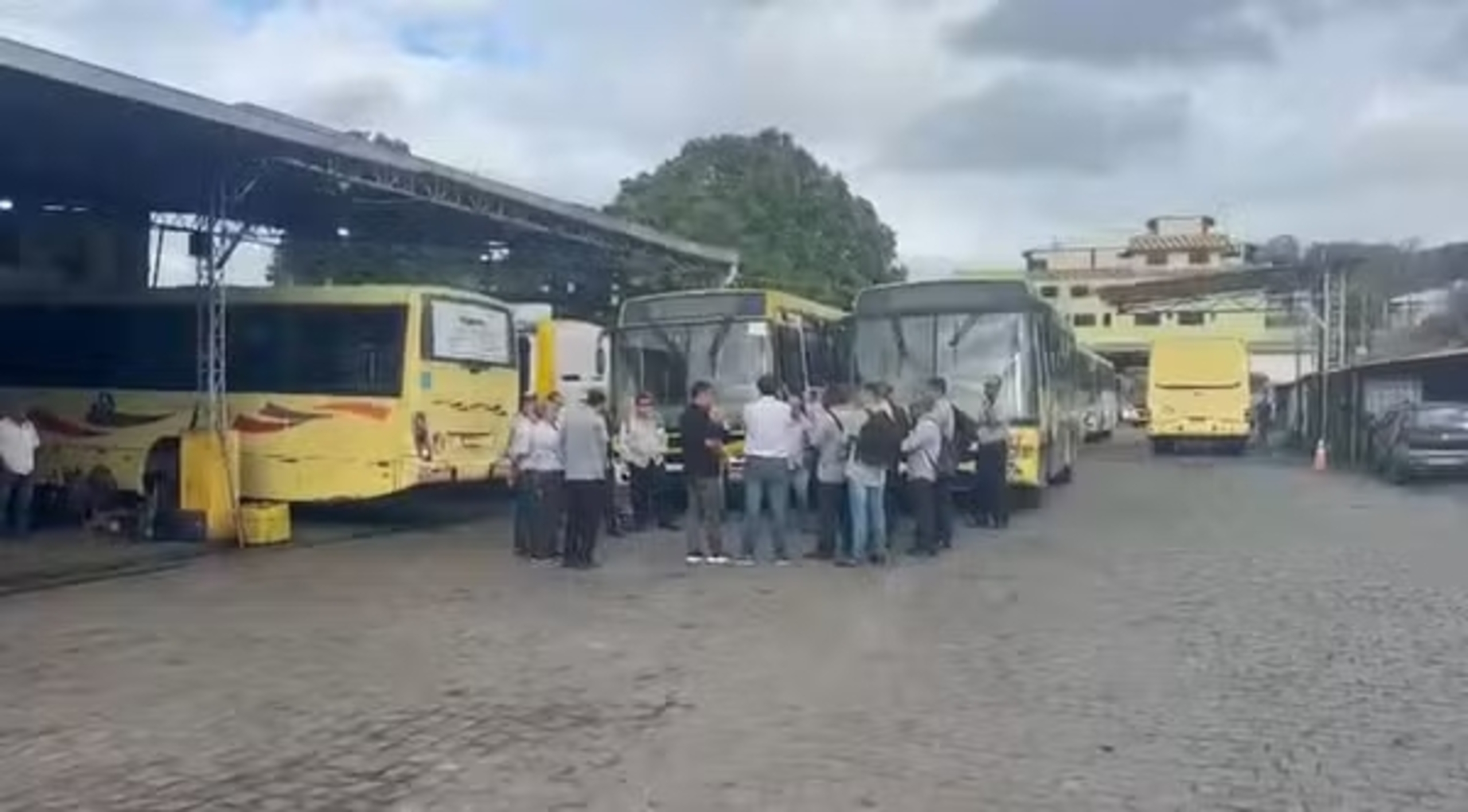Itaperuna sem ônibus: transporte público é suspenso devido a impasse sobre dívida milionária