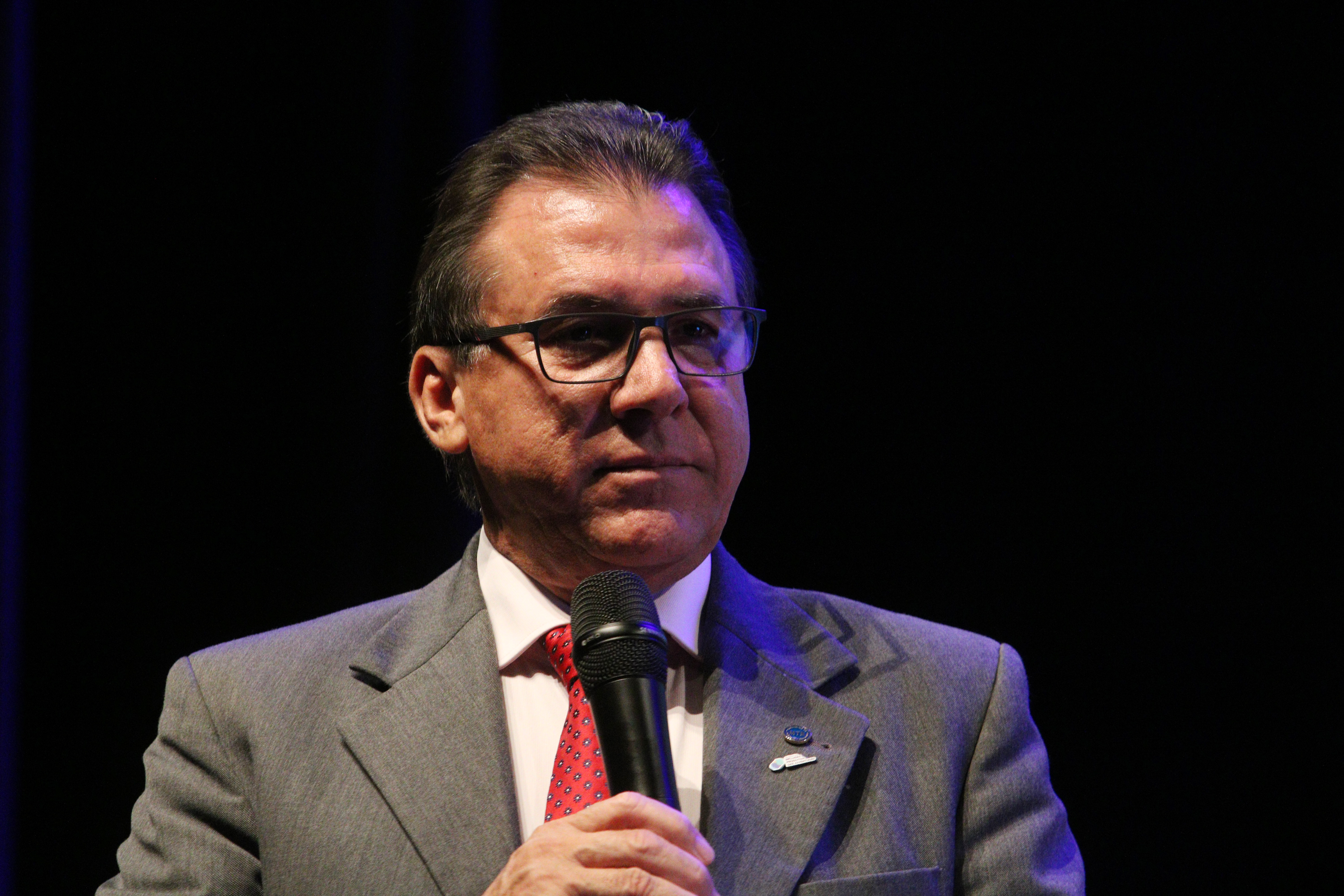Ministro petista diz que Jaques Wagner deveria deixar a liderança do governo no Senado