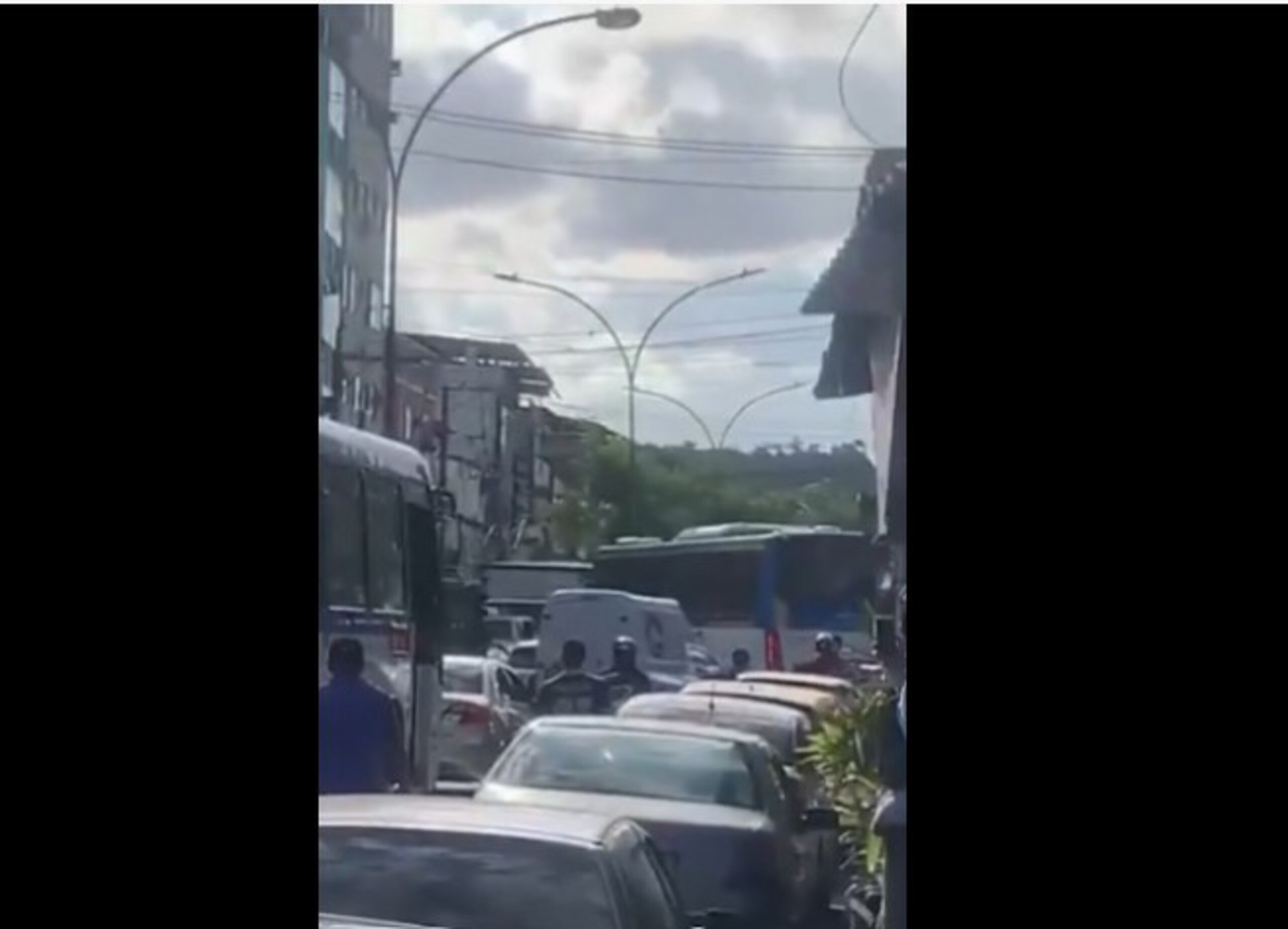 Ônibus é sequestrado e vira barricada em Rio das Pedras durante tensão na Zona Oeste do Rio