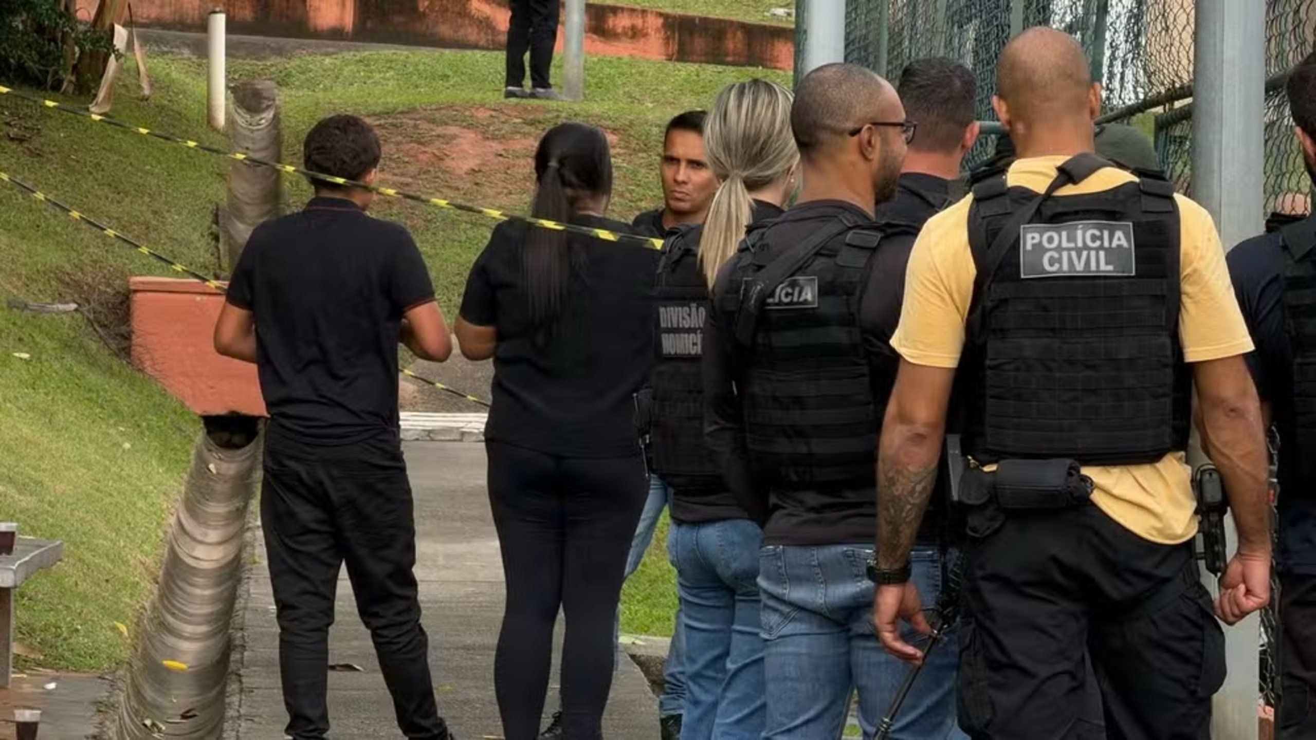 Polícia realiza perícia onde menino foi morto por bala perdida na Pavuna; família cobra respostas