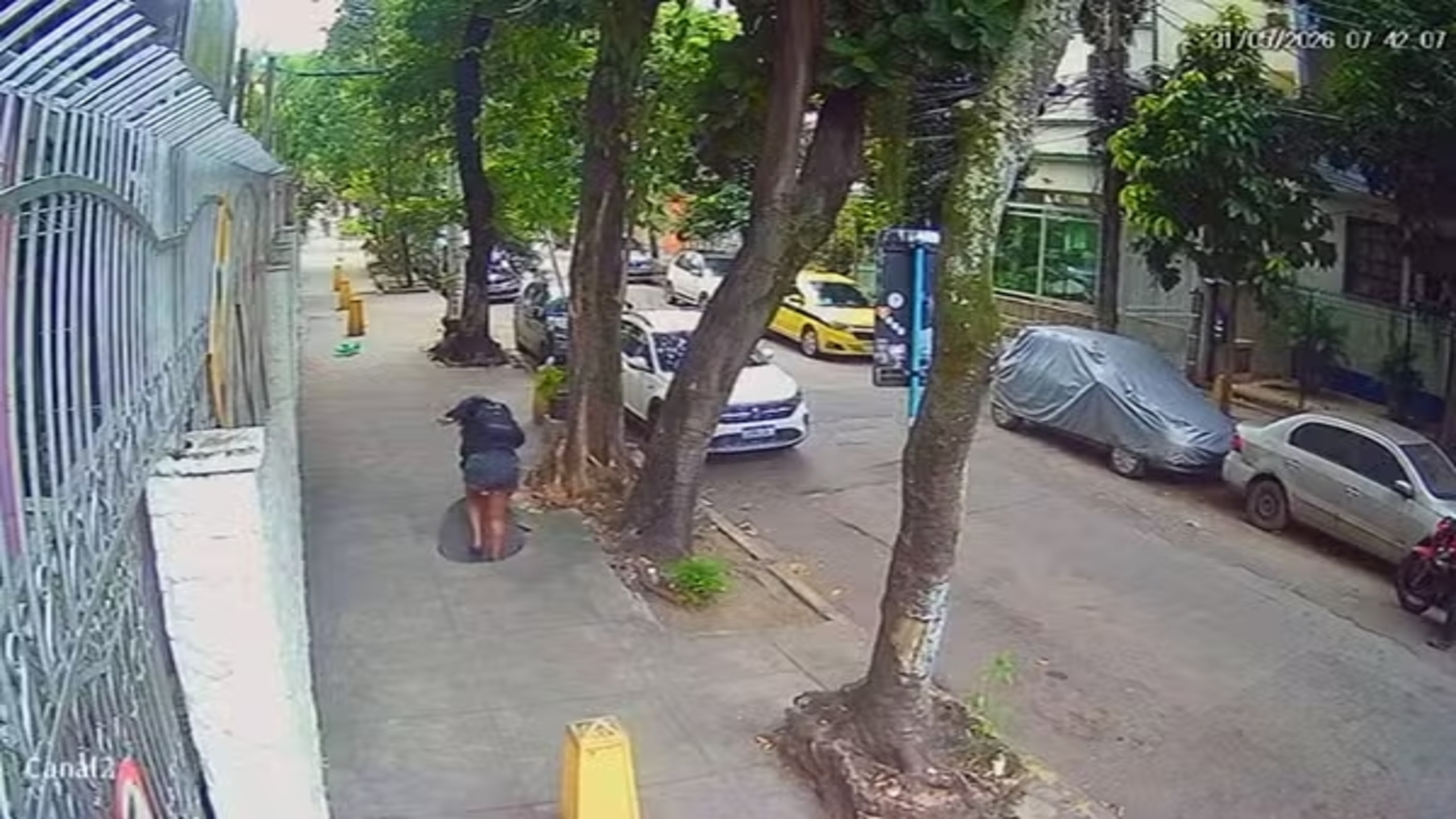 ‘Pensei que ia morrer’: mulher engolida por bueiro relata momentos de desespero; vídeo