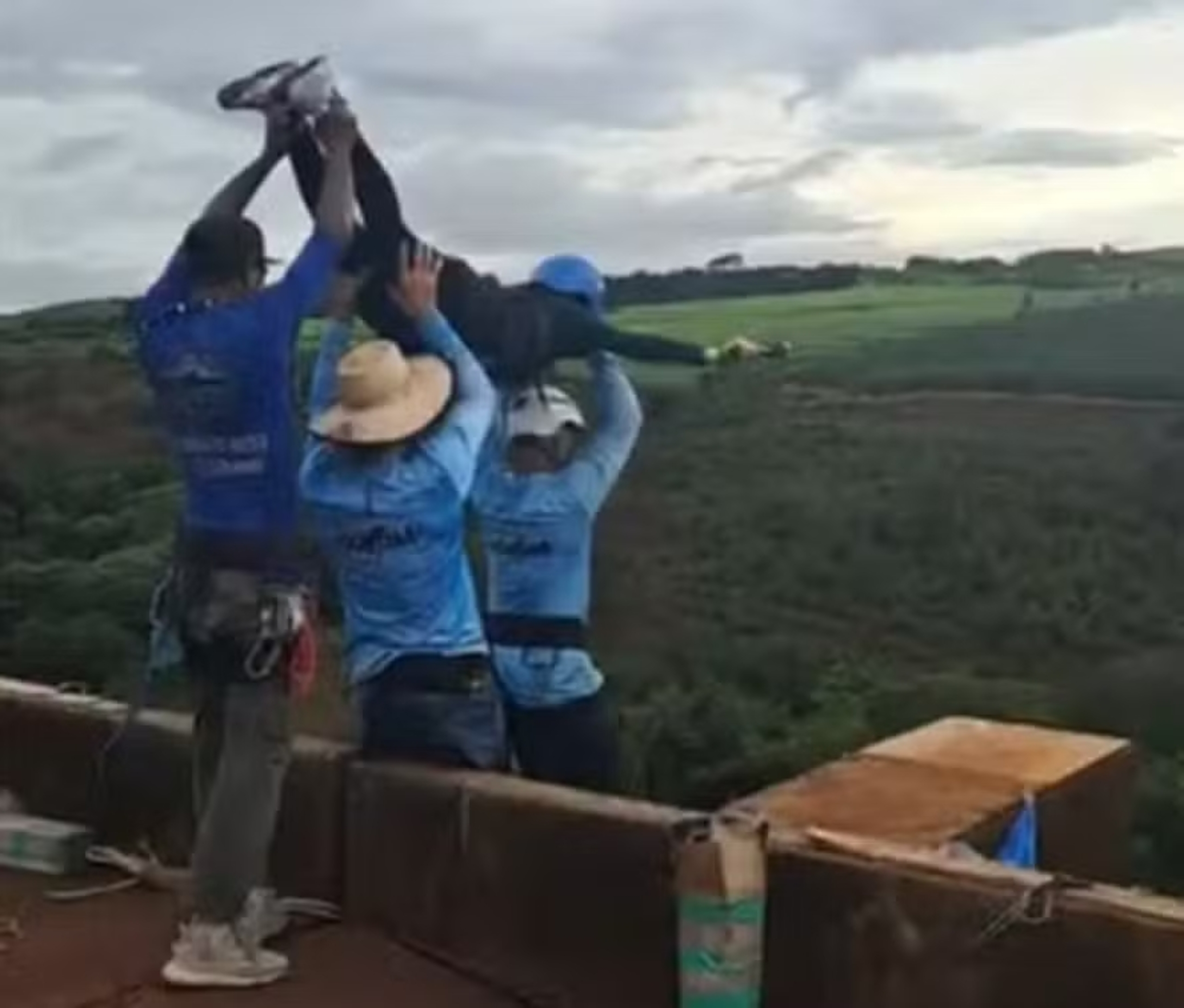 Vídeo: Mulher morre após salto de bungee jump sem corda em Limeira (SP); seis pessoas são presas