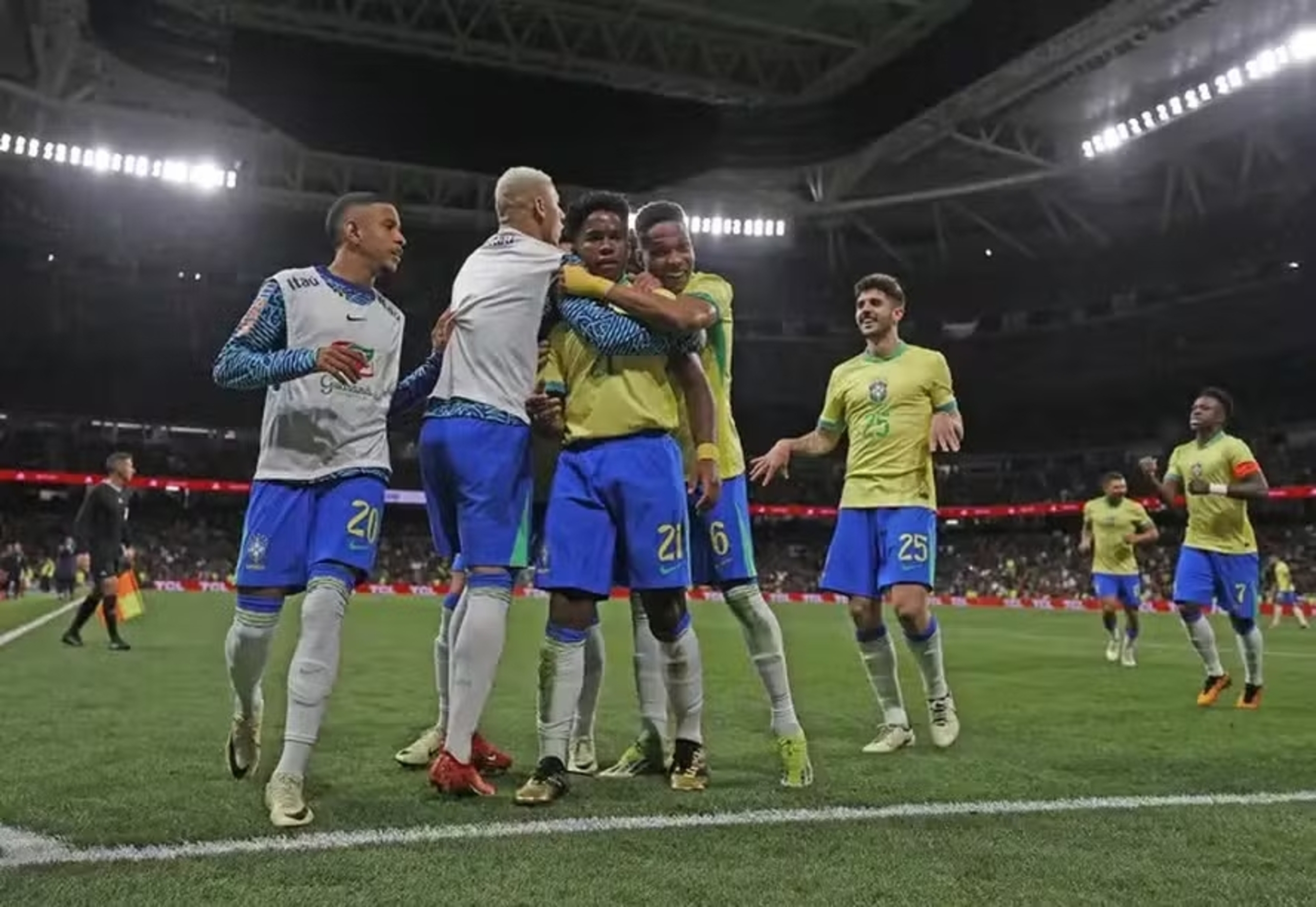 Servidores federais poderão deixar o trabalho mais cedo em dias de jogos do Brasil na Copa