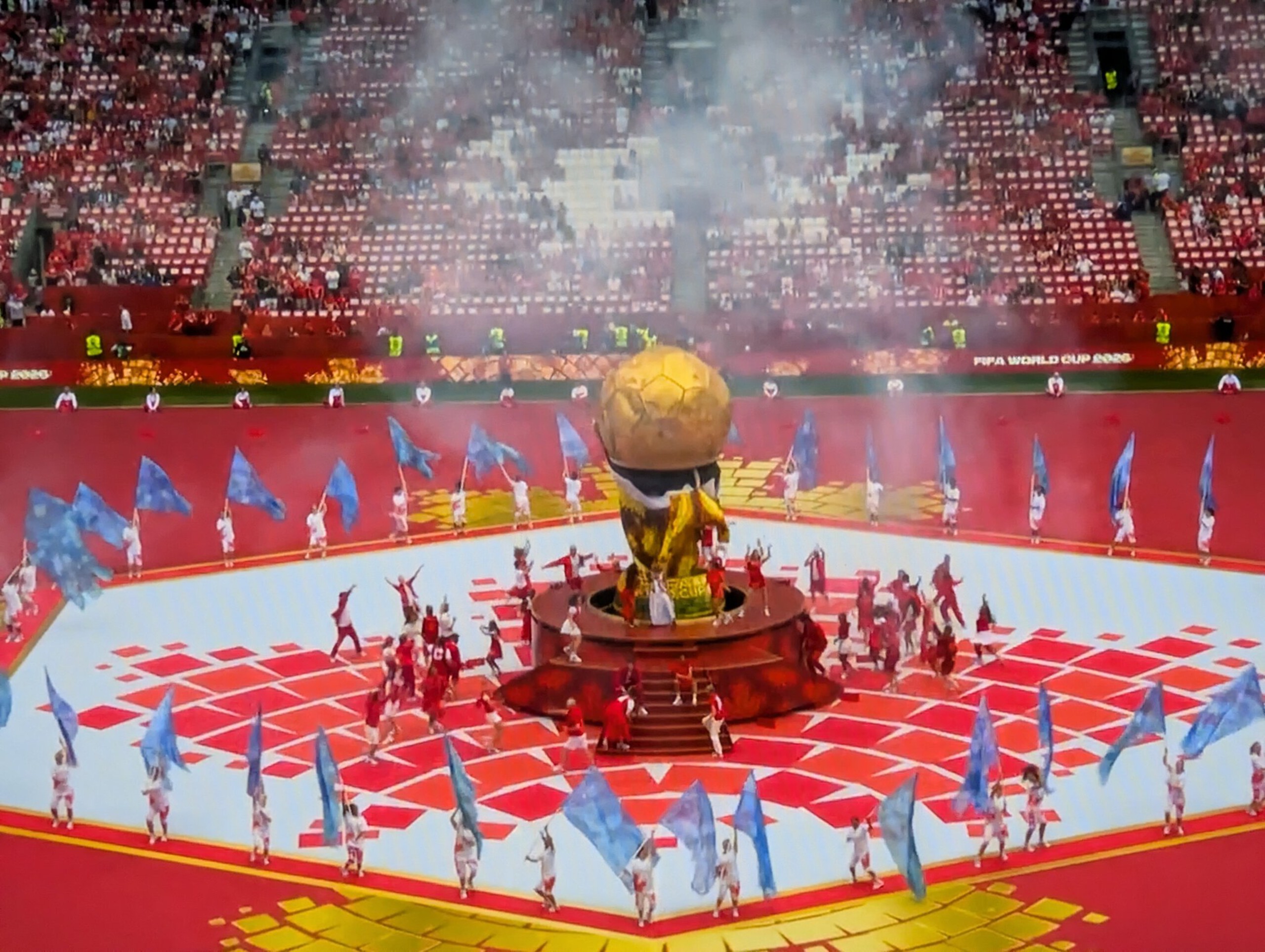 Taça gigante falha na abertura da Copa no Canadá, vira meme e provoca risos nas redes