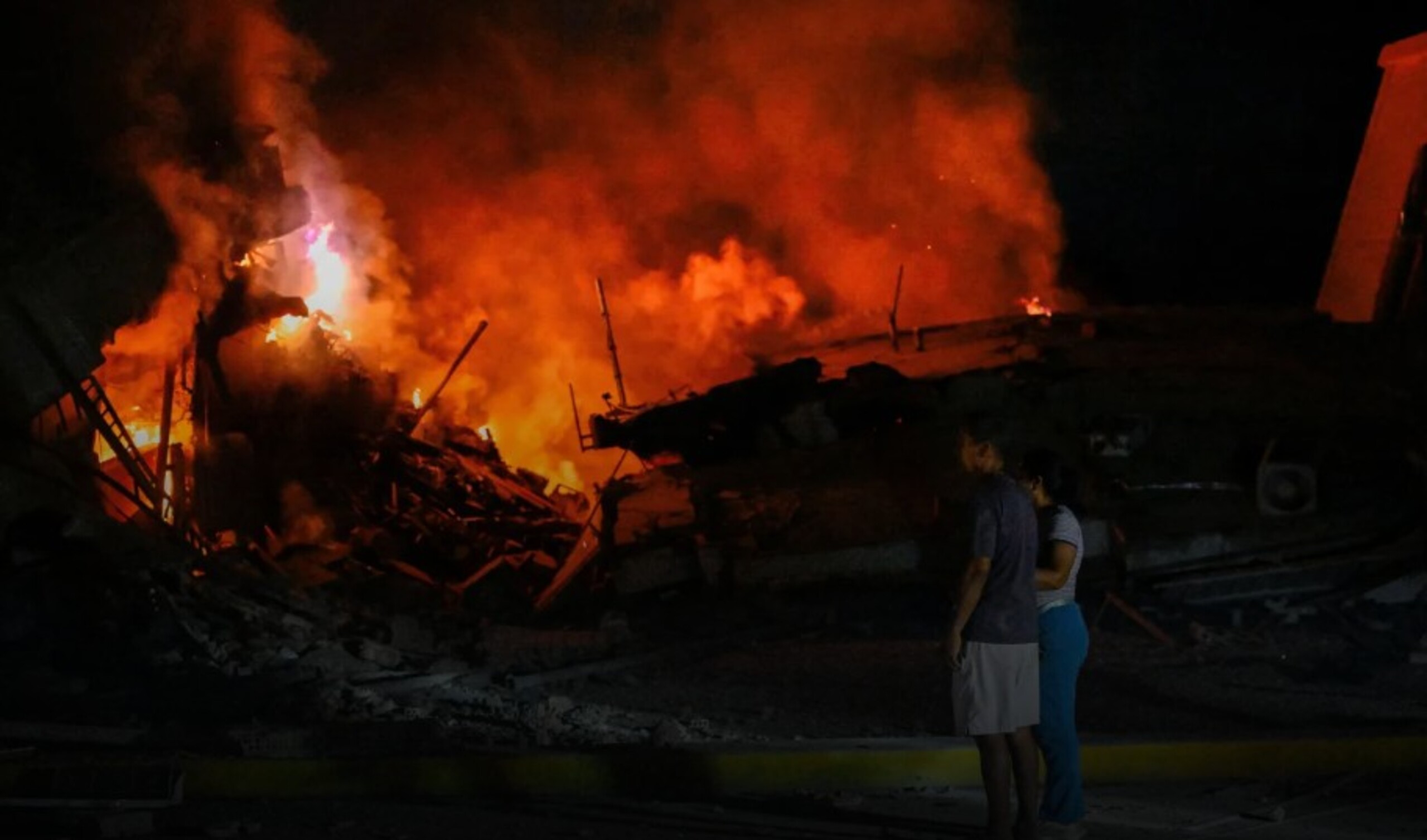 Vídeos mostram pânico em aeroporto e prédio desabando durante terremotos na Venezuela