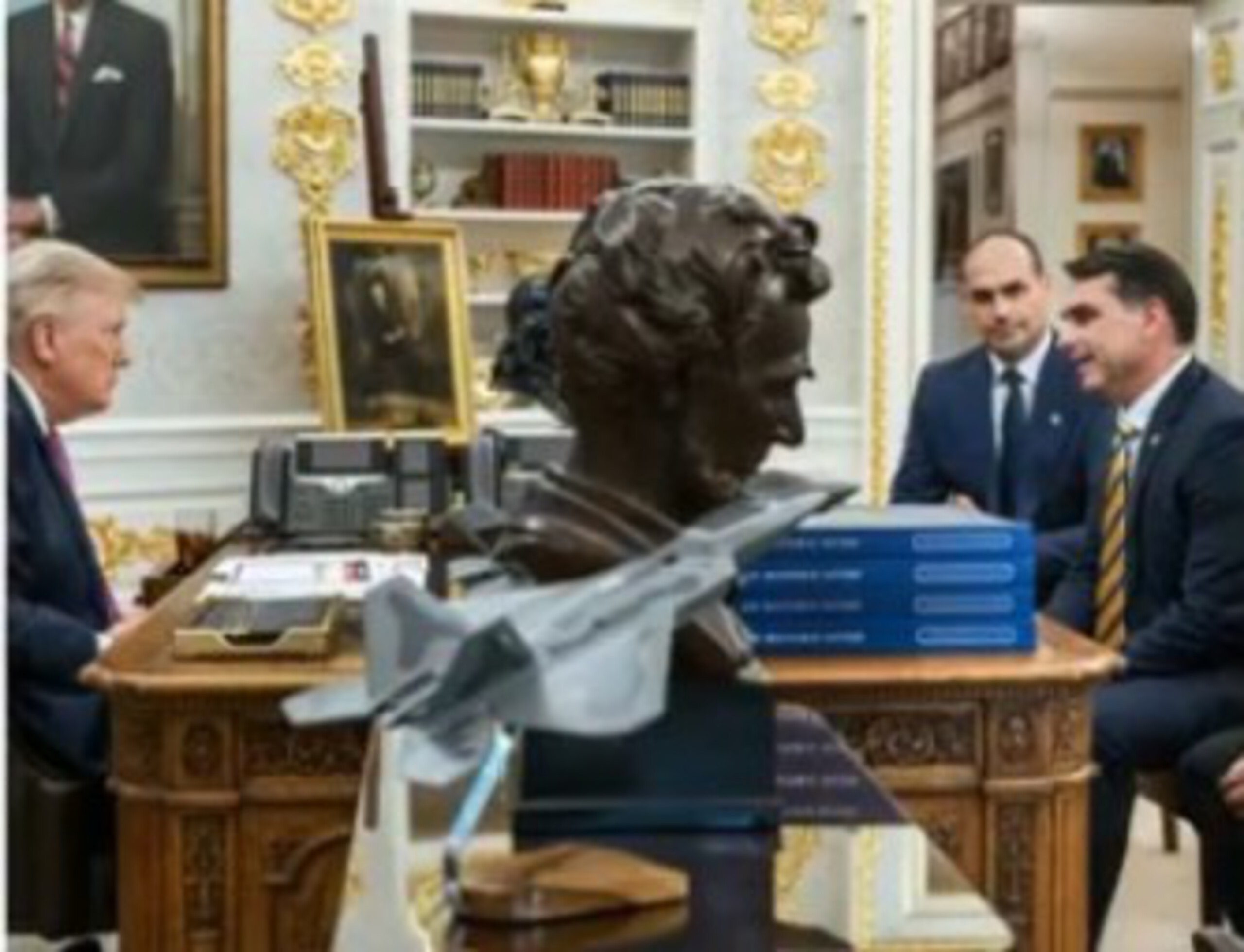 Trump publica fotos de encontro com Flávio Bolsonaro: ‘um jovem inteligente que ama muito o seu país’