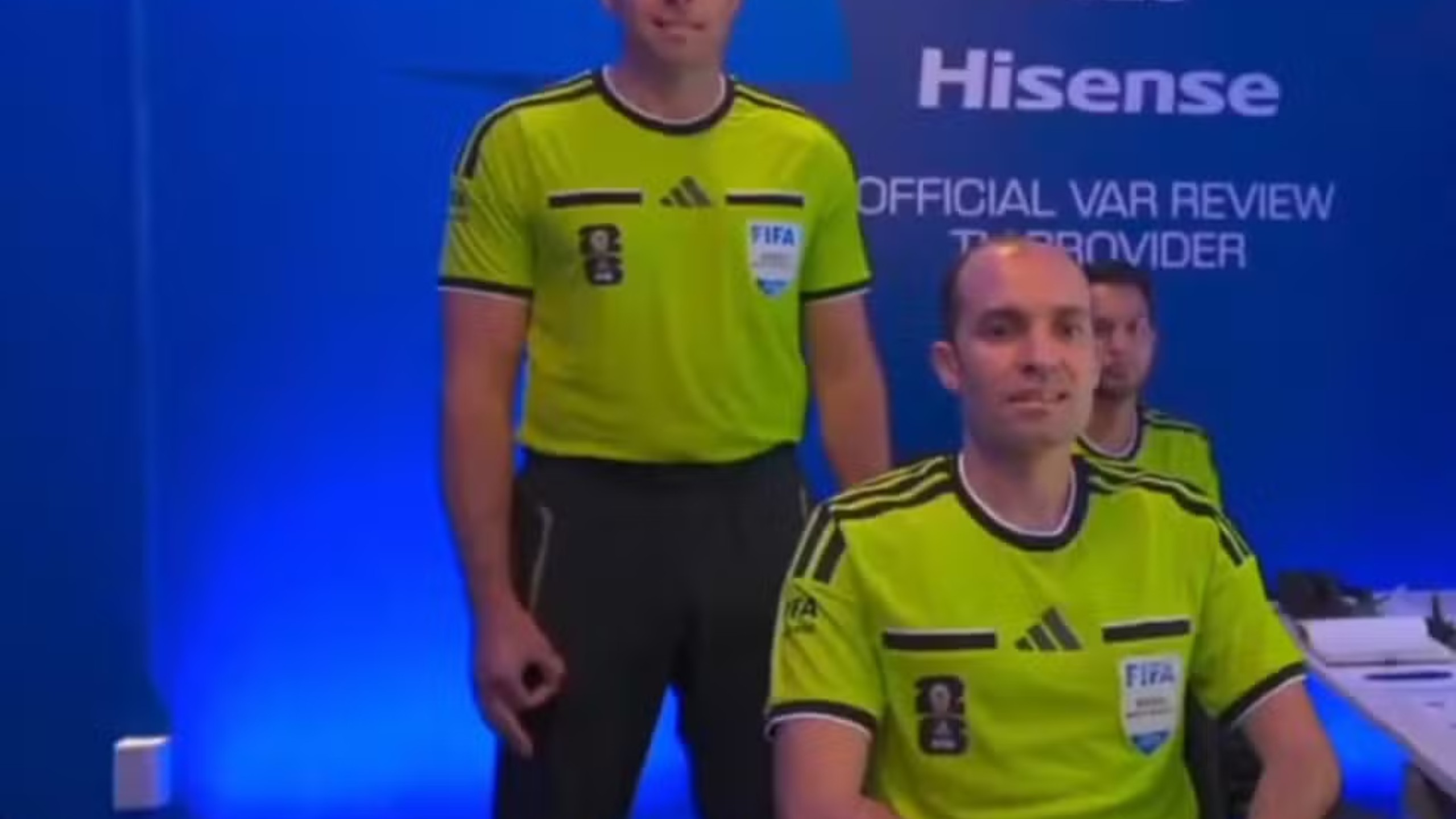 Fifa arquiva investigação e inocenta árbitro australiano após gesto polêmico na Copa