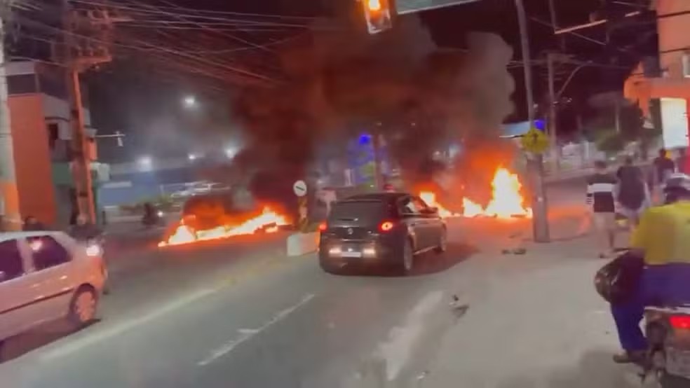 Motociclista é morto a tiros em abordagem da PM em São Gonçalo; mulher fica ferida