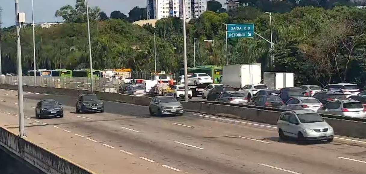 Engavetamento com caminhão e 11 carros deixa feridos na Linha Amarela; trânsito é intenso