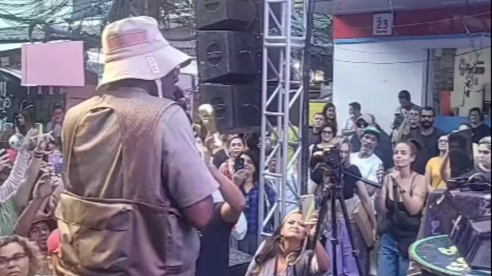 Wyclef Jean faz show gratuito na Rocinha após apresentação no Global Citizen Live; vídeo