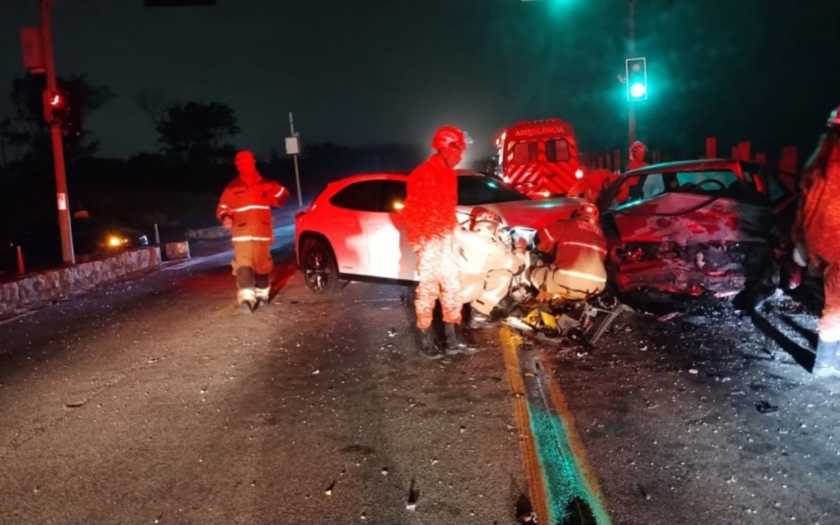 Colisão entre dois carros deixa quatro feridos no Recreio
