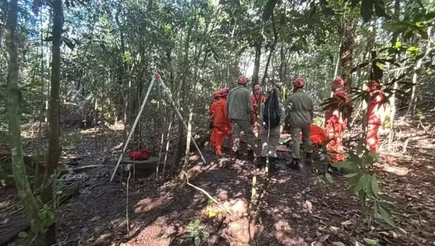 Polícia Civil encontra dois corpos em cemitério clandestino na Zona Sudoeste