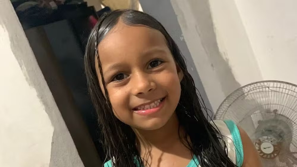 Familiares e amigos se despedem de criança morta por bala na cabeça em Nova Iguaçu
