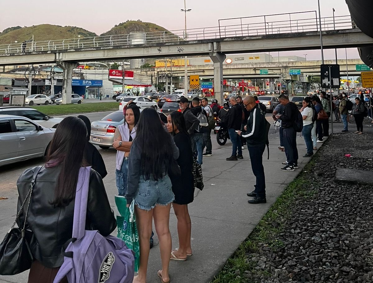Passageiros enfrentam filas e demora no 1º dia da greve dos rodoviários no Rio; vídeos
