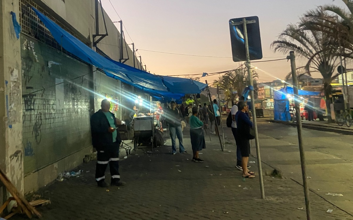 ‘Estou na rua desde 3h’: trabalhadores passam madrugada à espera de ônibus no Rio