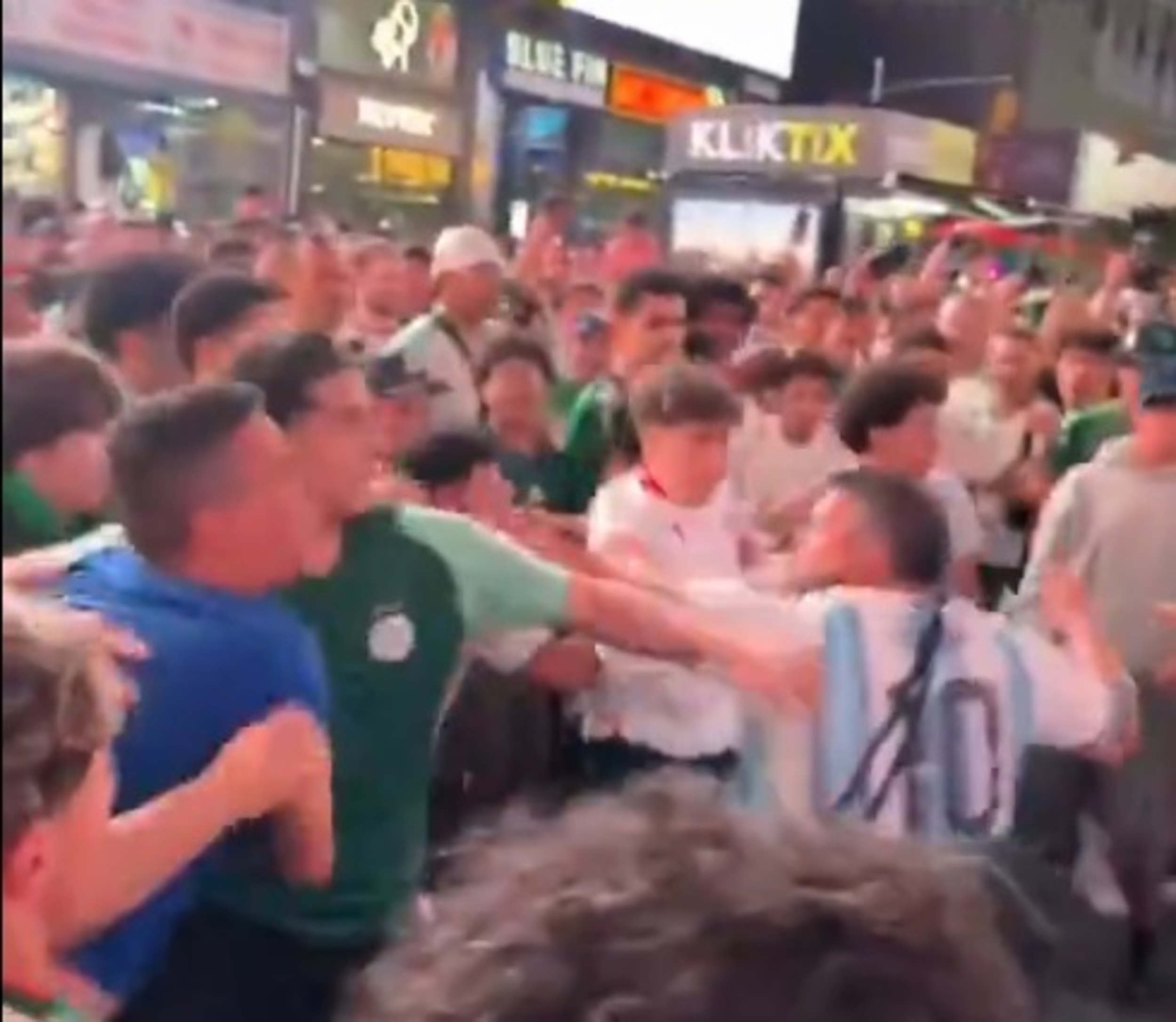 Copa do Mundo 2026: Torcedores da Argélia e da Argentina trocam socos e chutes na Times Square; vídeo