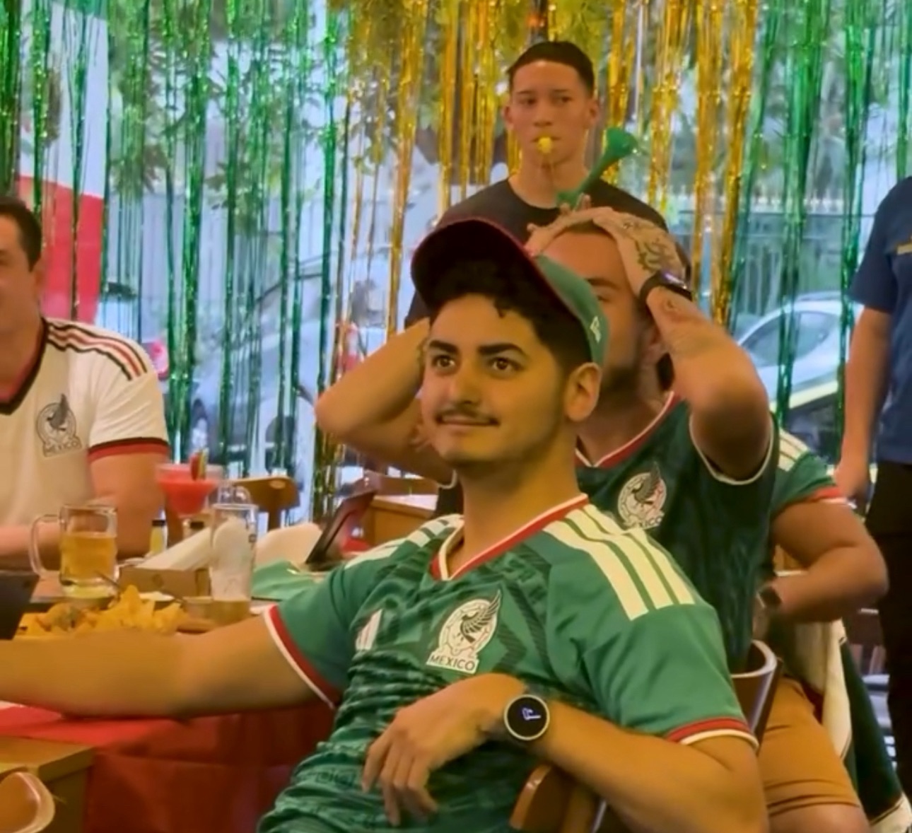 México estreia com vitória na Copa de 2026 e reúne torcida em restaurante na Tijuca