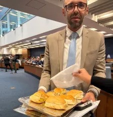 Alexandre Knoploch serve pão com ovo após ataque homofóbico e provoca reação de Luiz Paulo