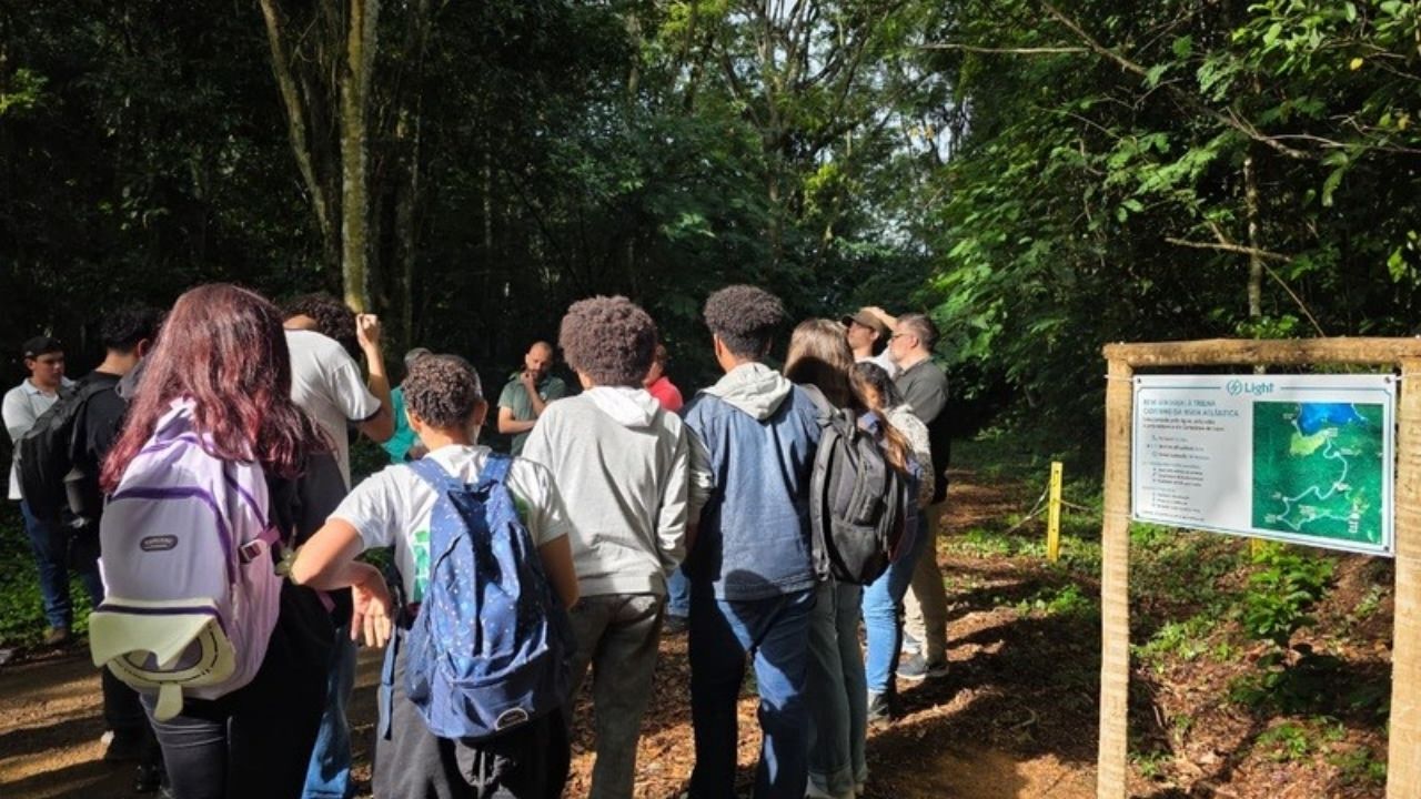 Light takes students on a trail in the Atlantic Forest and promotes awareness.