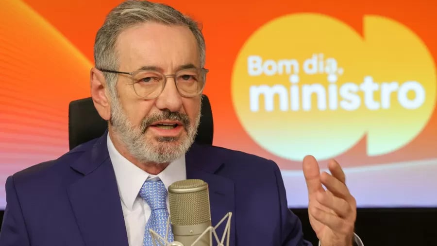Tarifaço deve ser tratado como pauta comercial, diz ministro