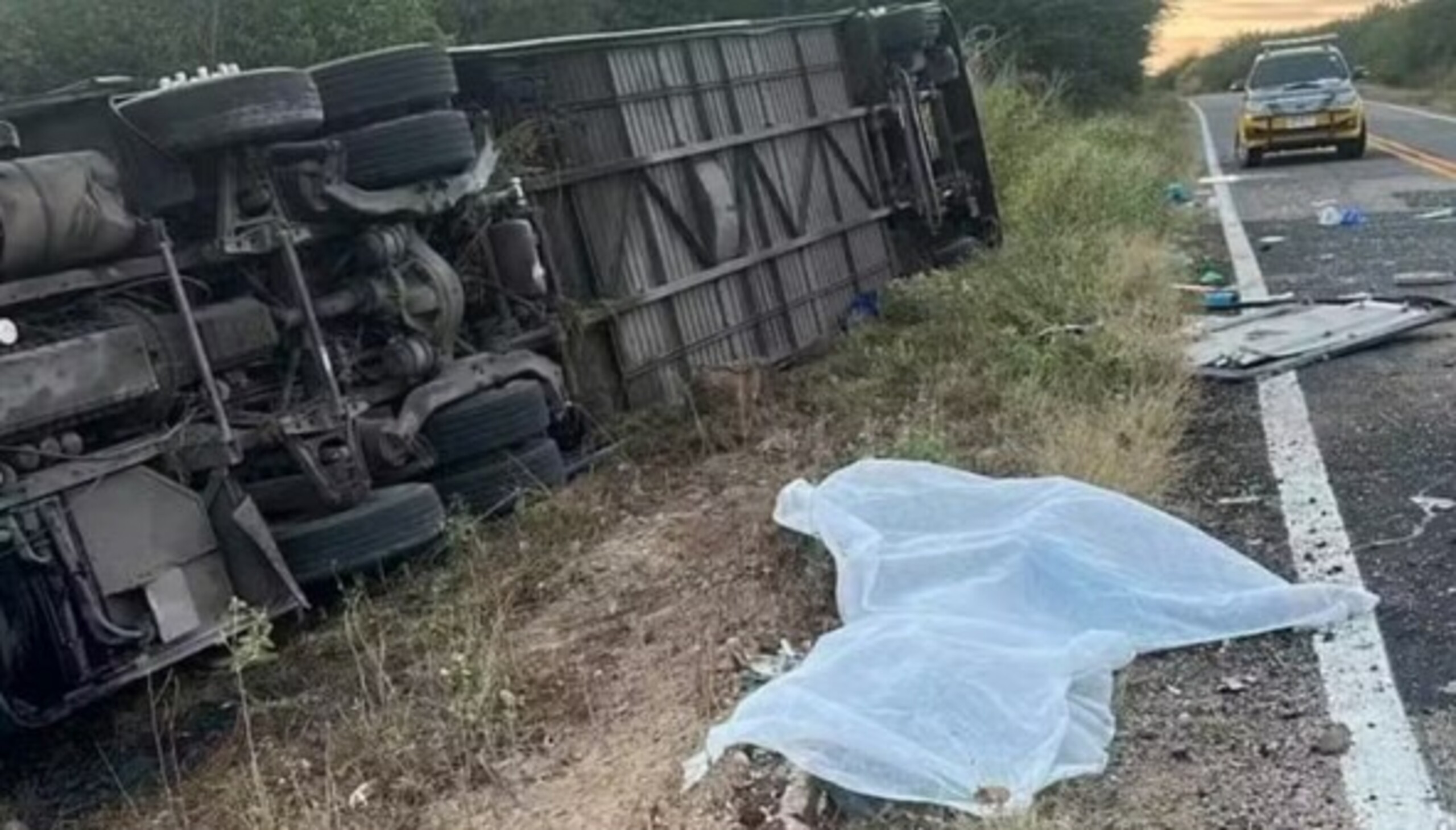Acidente com ônibus de time de basquete mata 7 jovens no Ceará